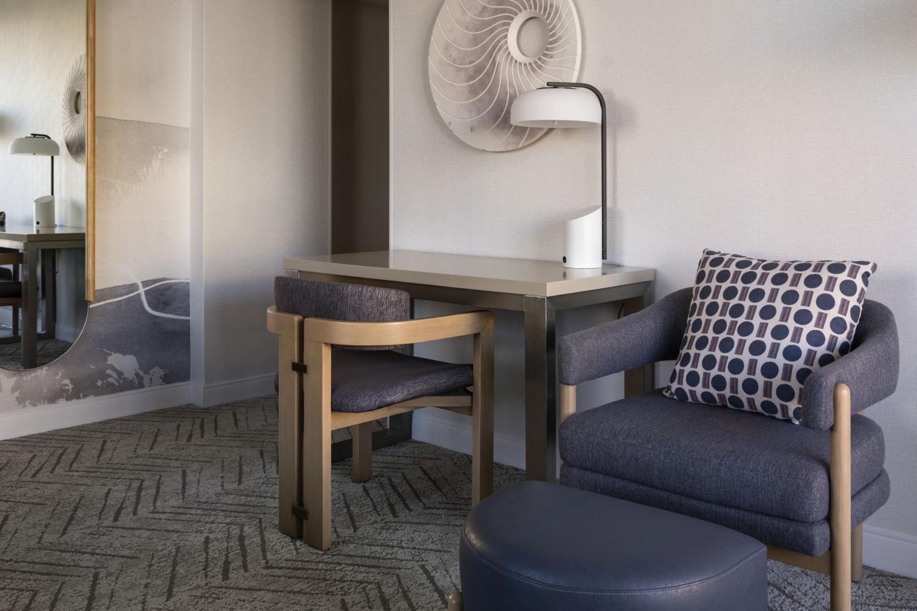 Guest room, 1 King (Mobility Accessible w/Roll-in Shower)