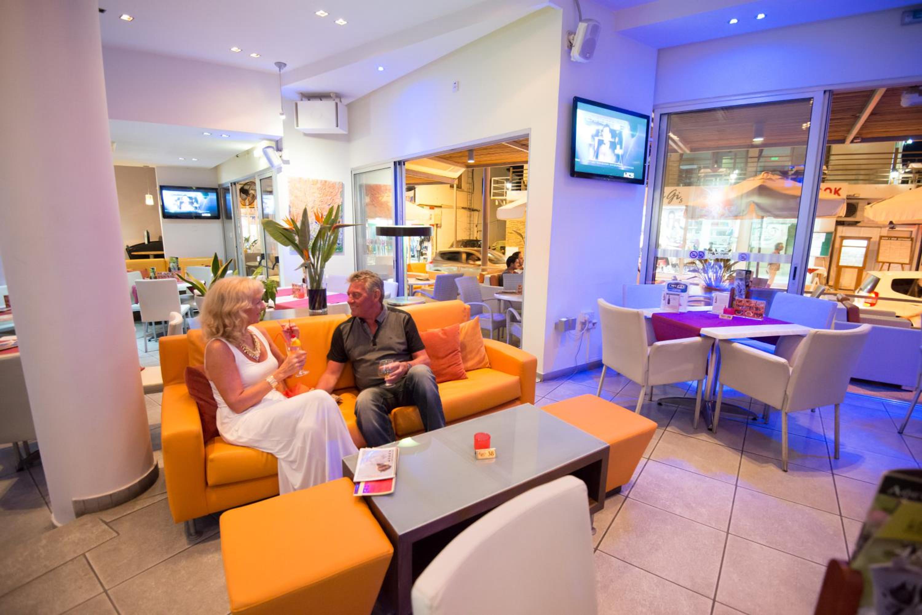 Deluxe One-Bedroom Apartment