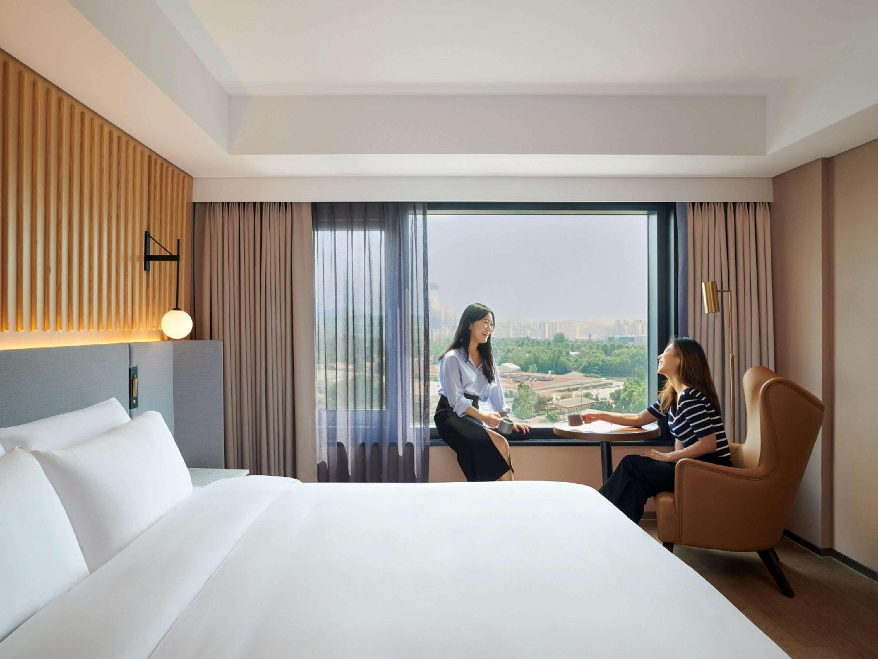 Signature King Room with City View 