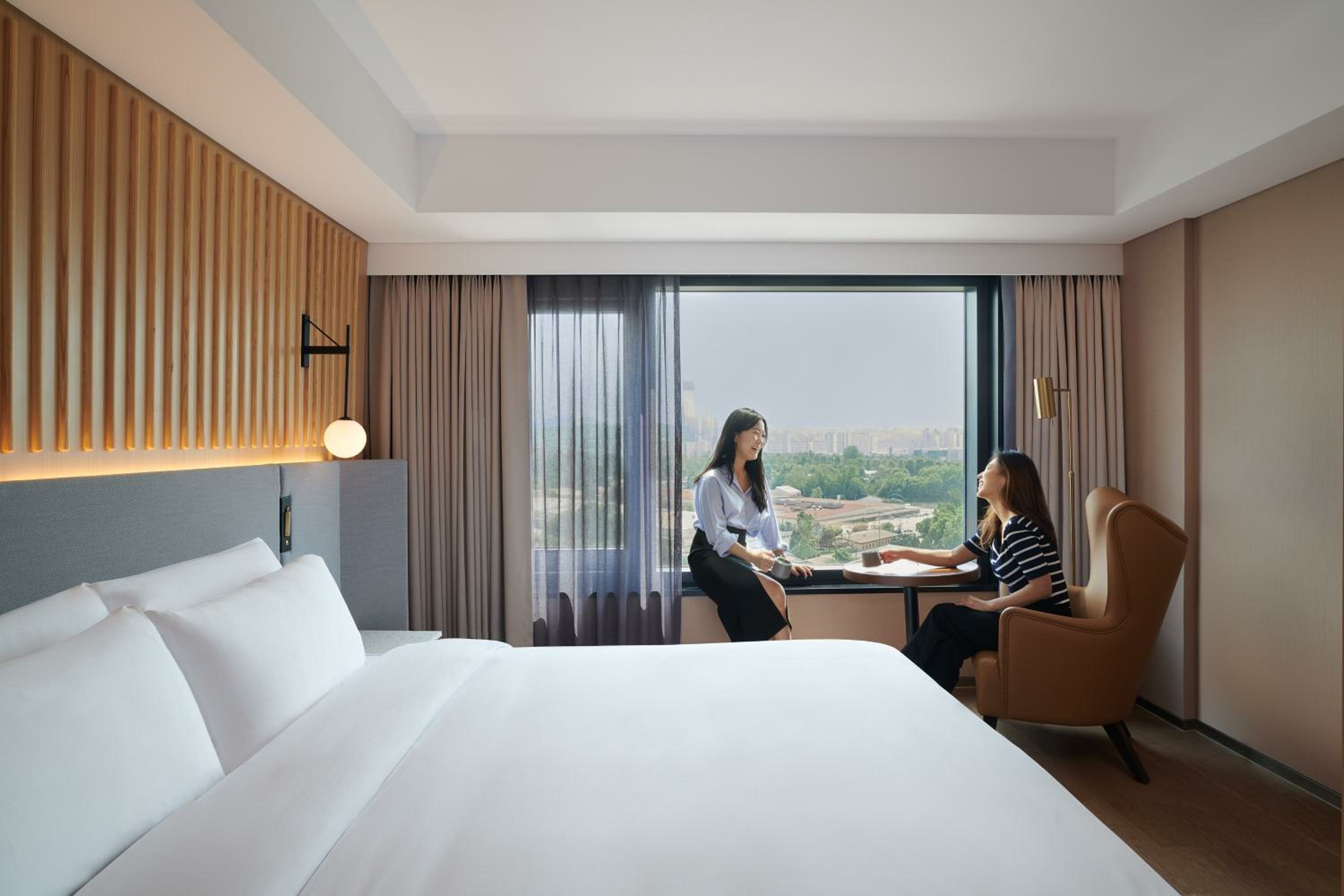 Signature King Room with City View 