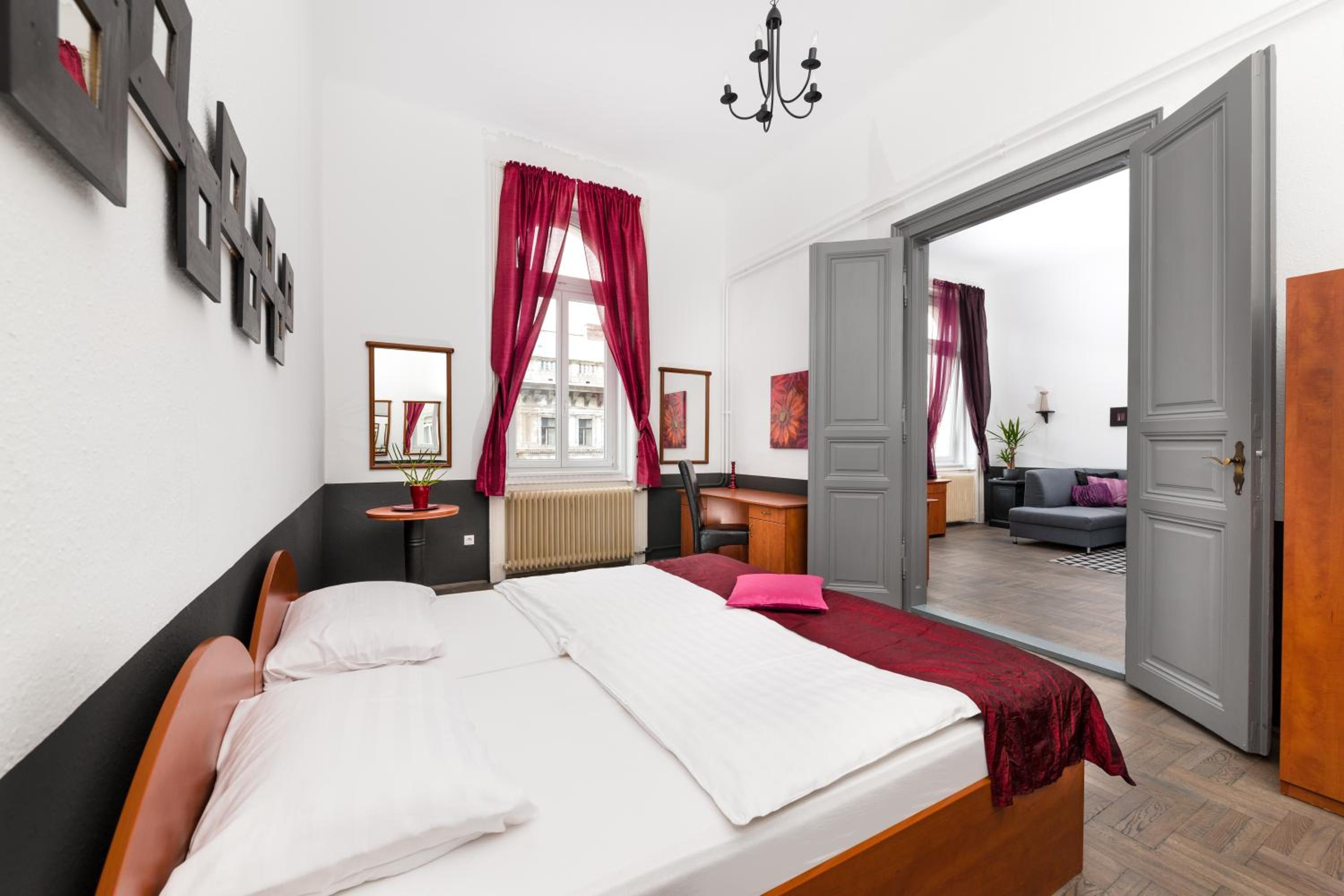 Deluxe Three-Bedroom Apartment