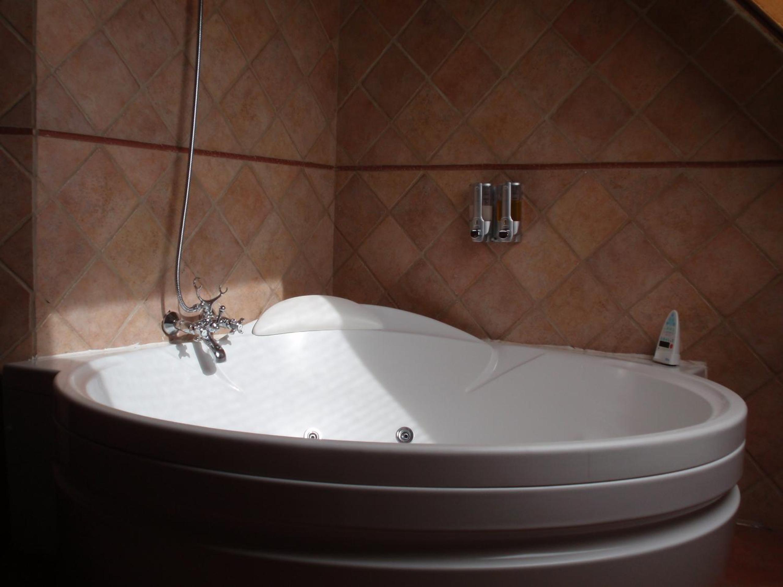 Queen Room with Spa Bath