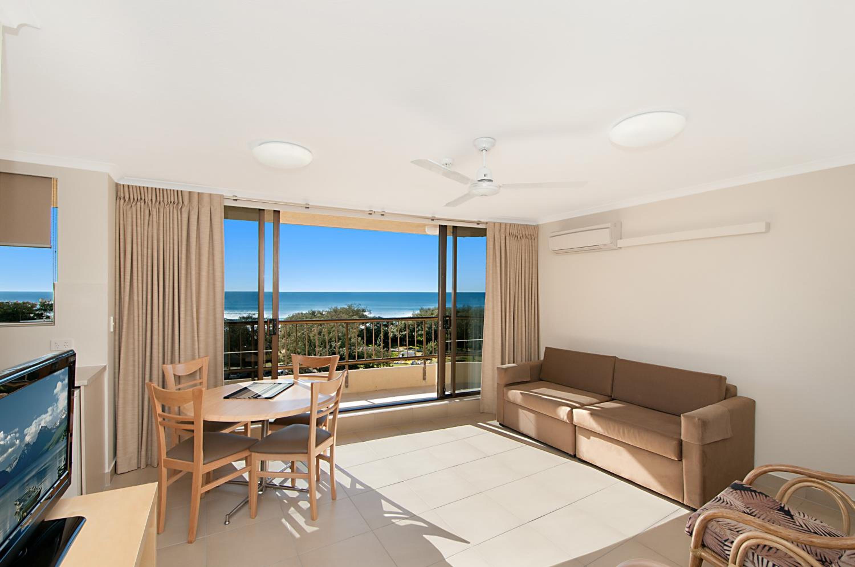 One Bedroom Budget Apartment with Balcony and Ocean View