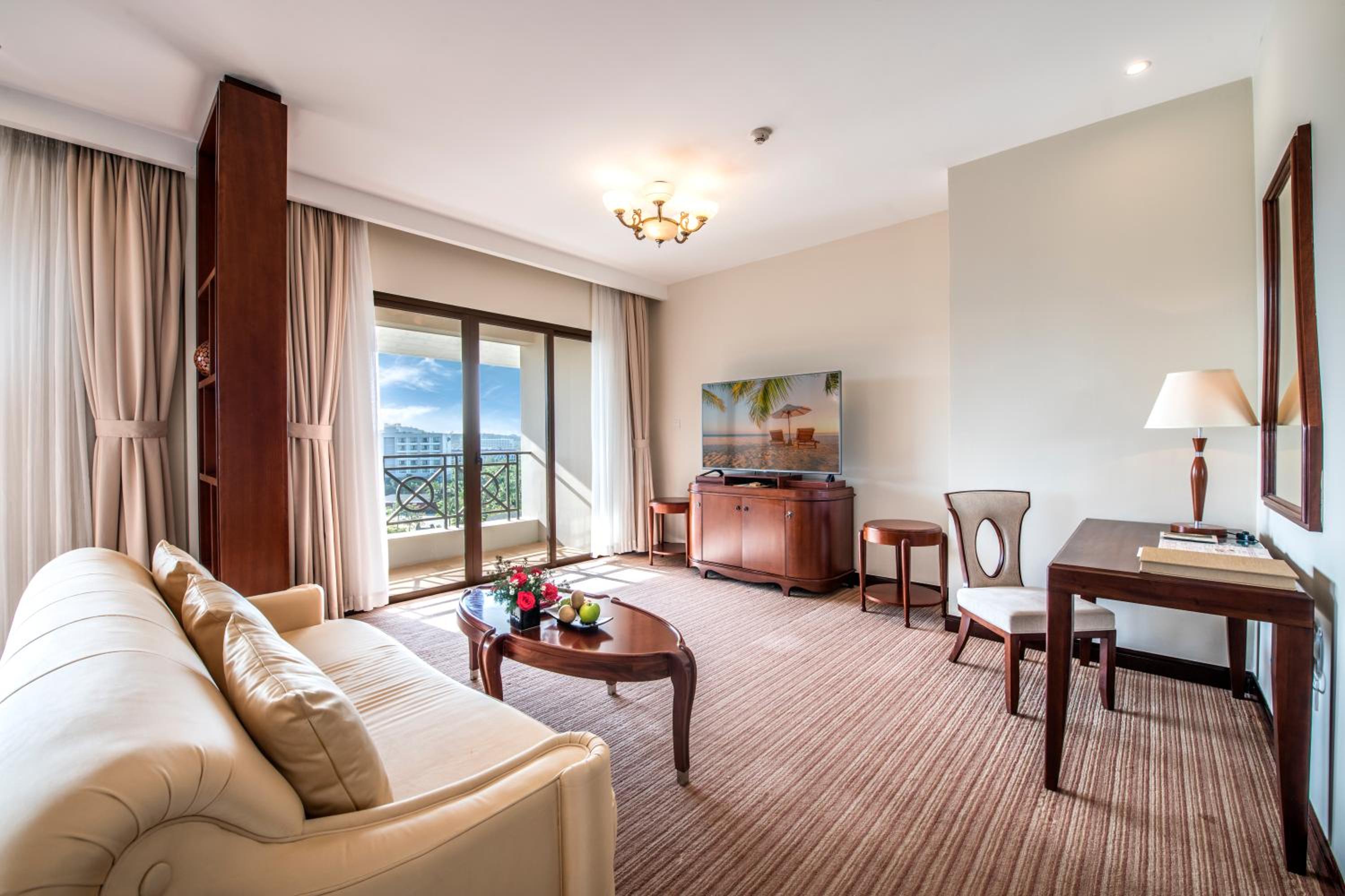 Junior Suite Garden View King Bed