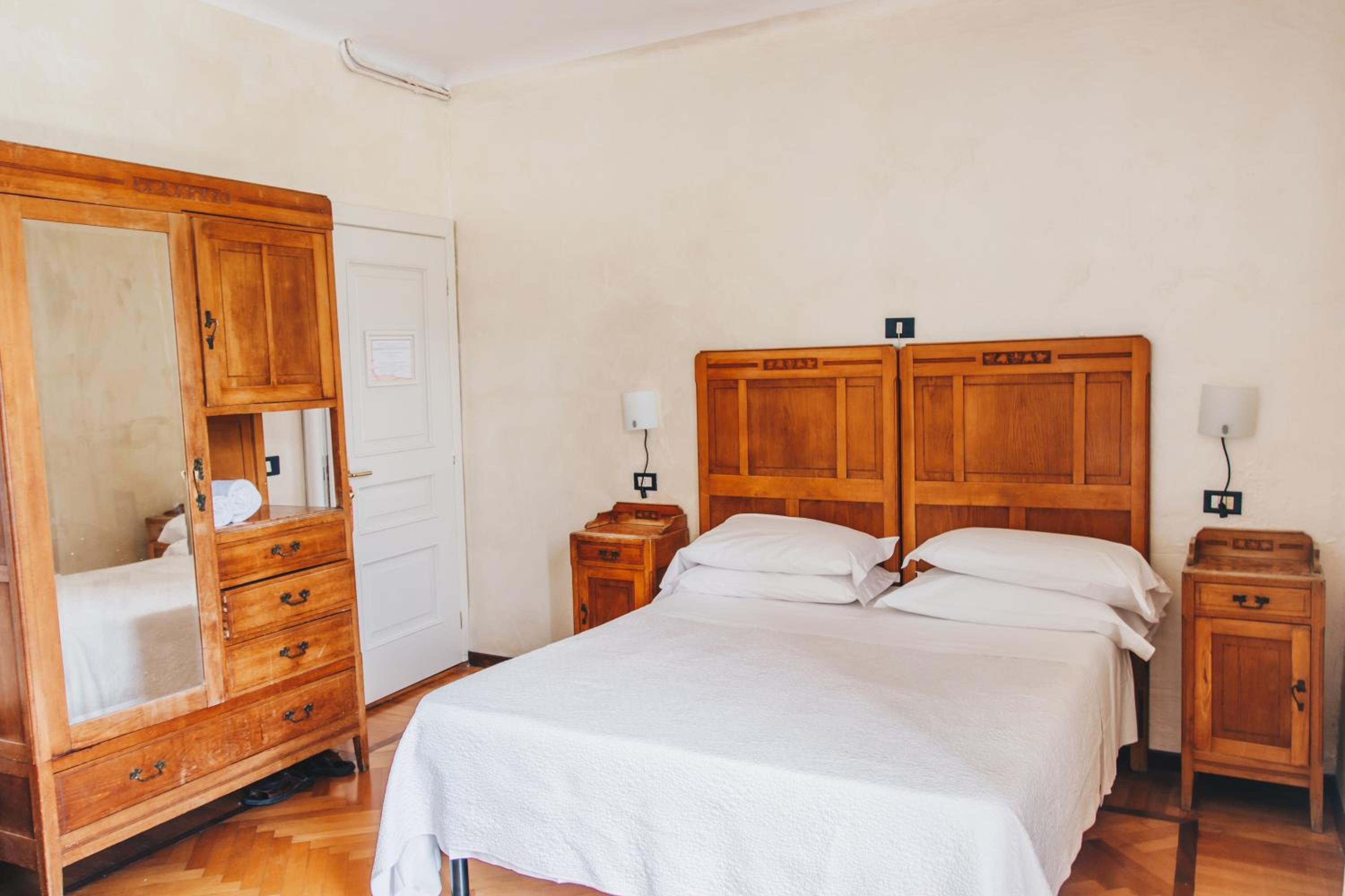 Standard Double Room with Lake View