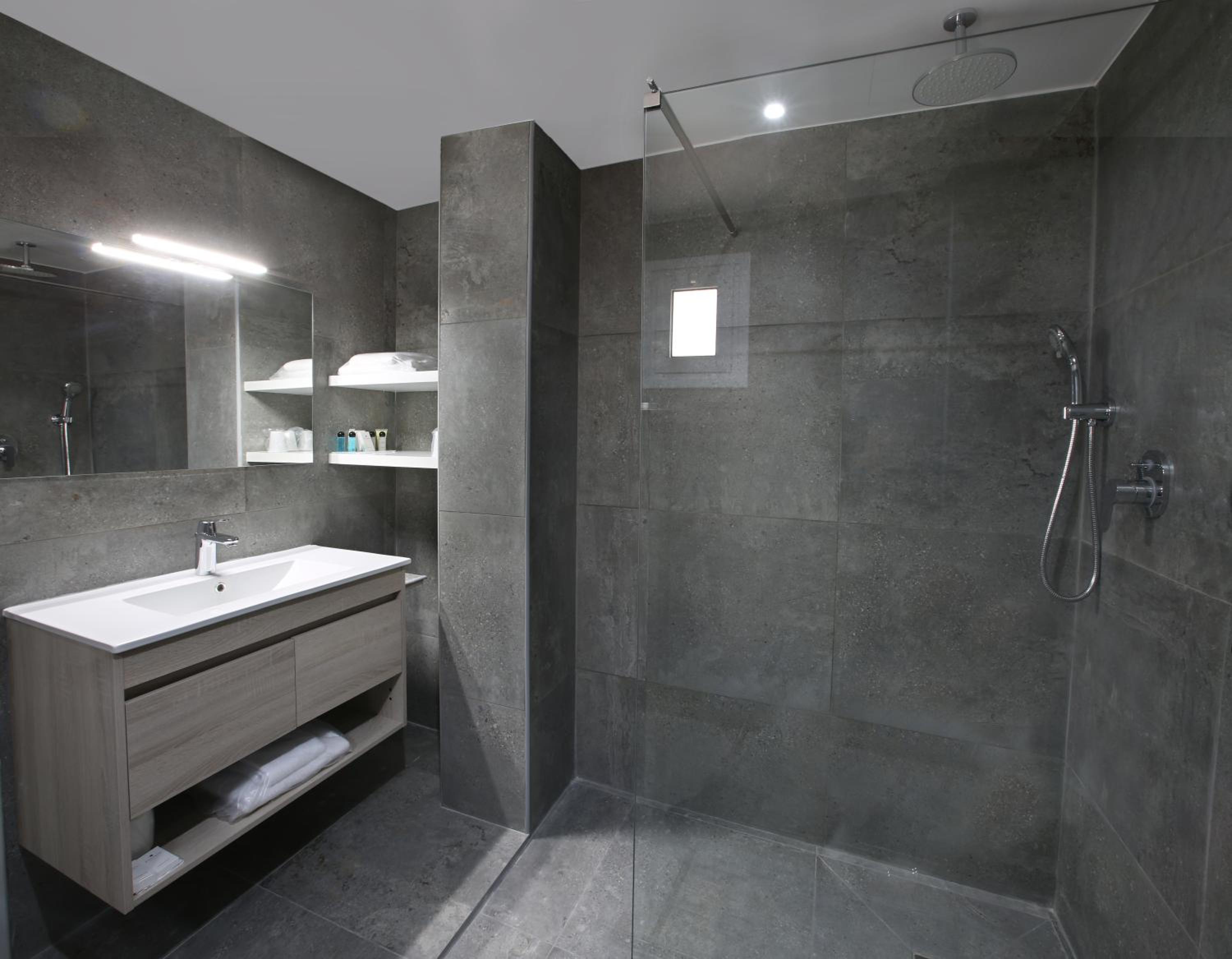 Family Room (2 Adults + 2 Children)