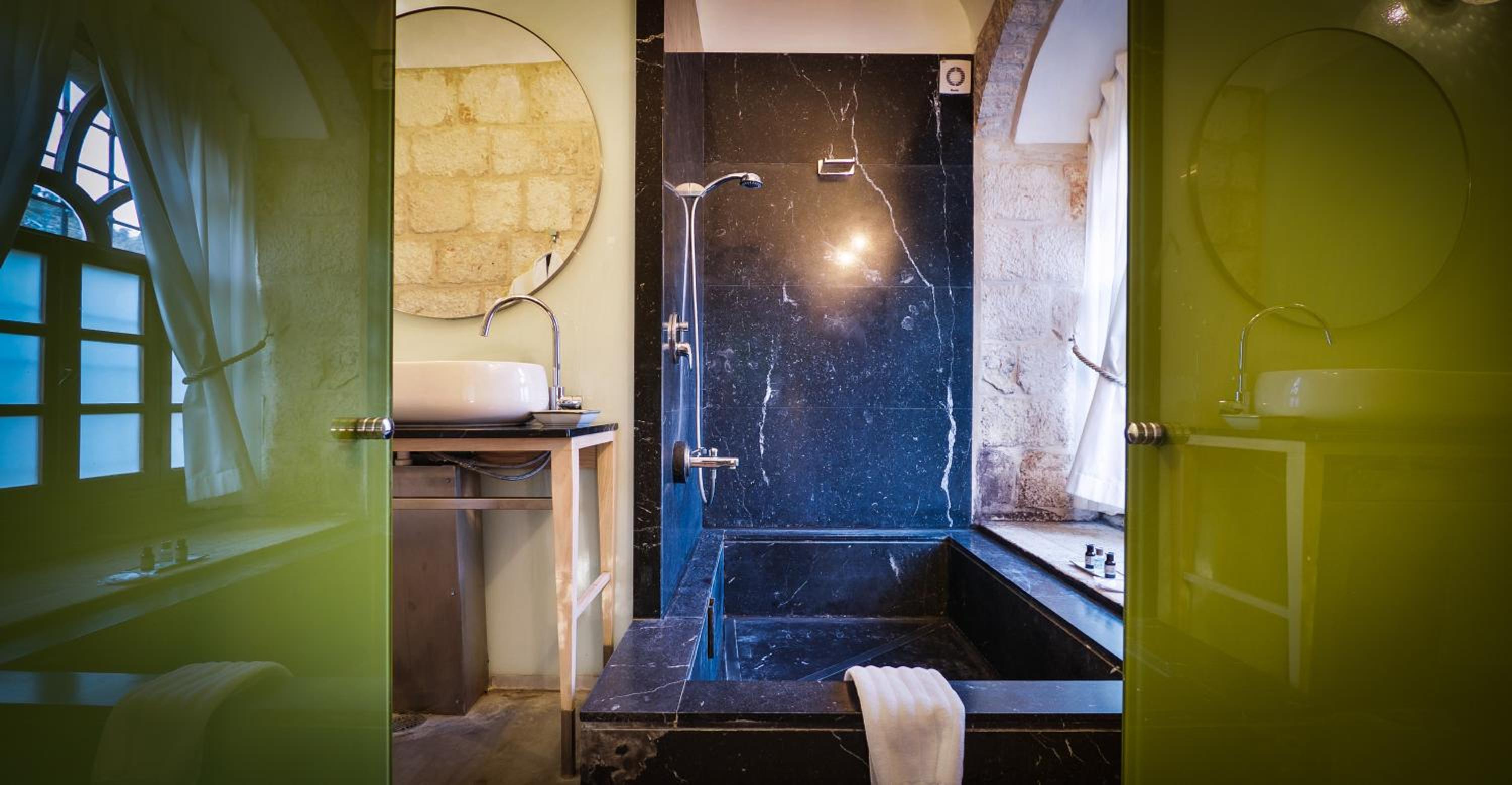 Luxury Suite with Bath