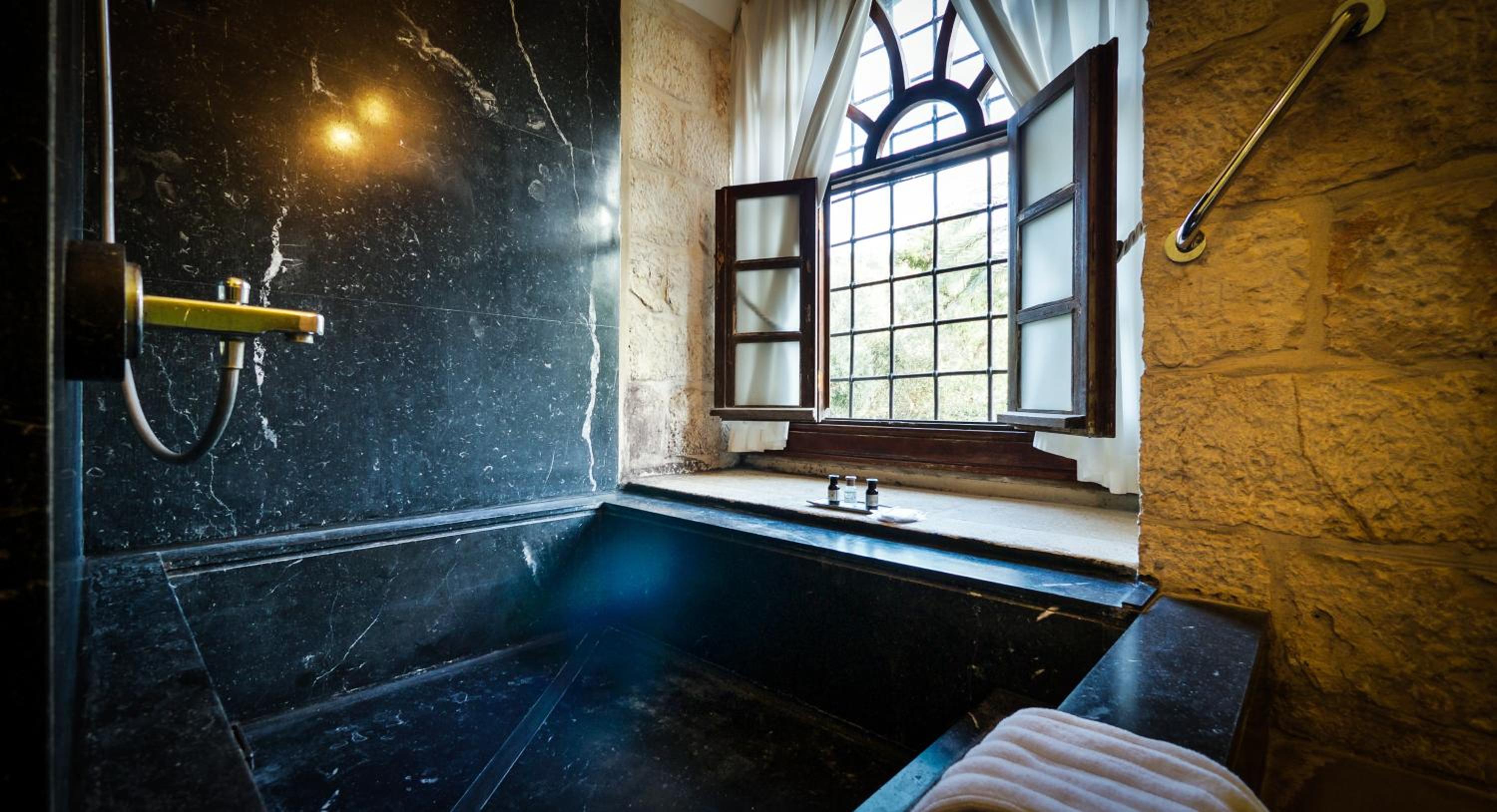 Luxury Suite with Bath