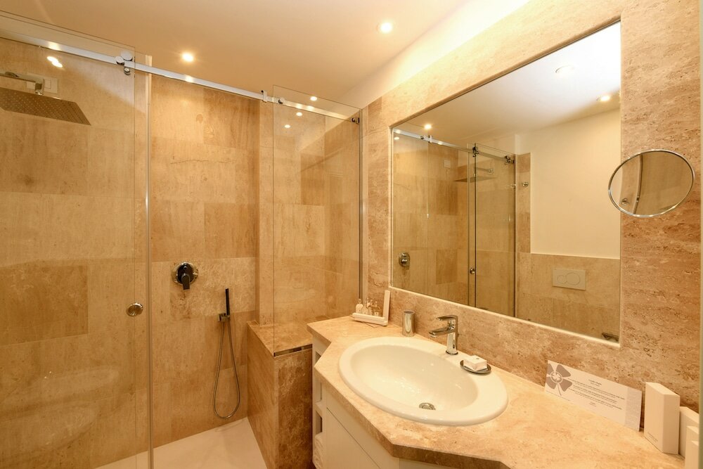 Superior Room, 1 Queen Bed, Pool View