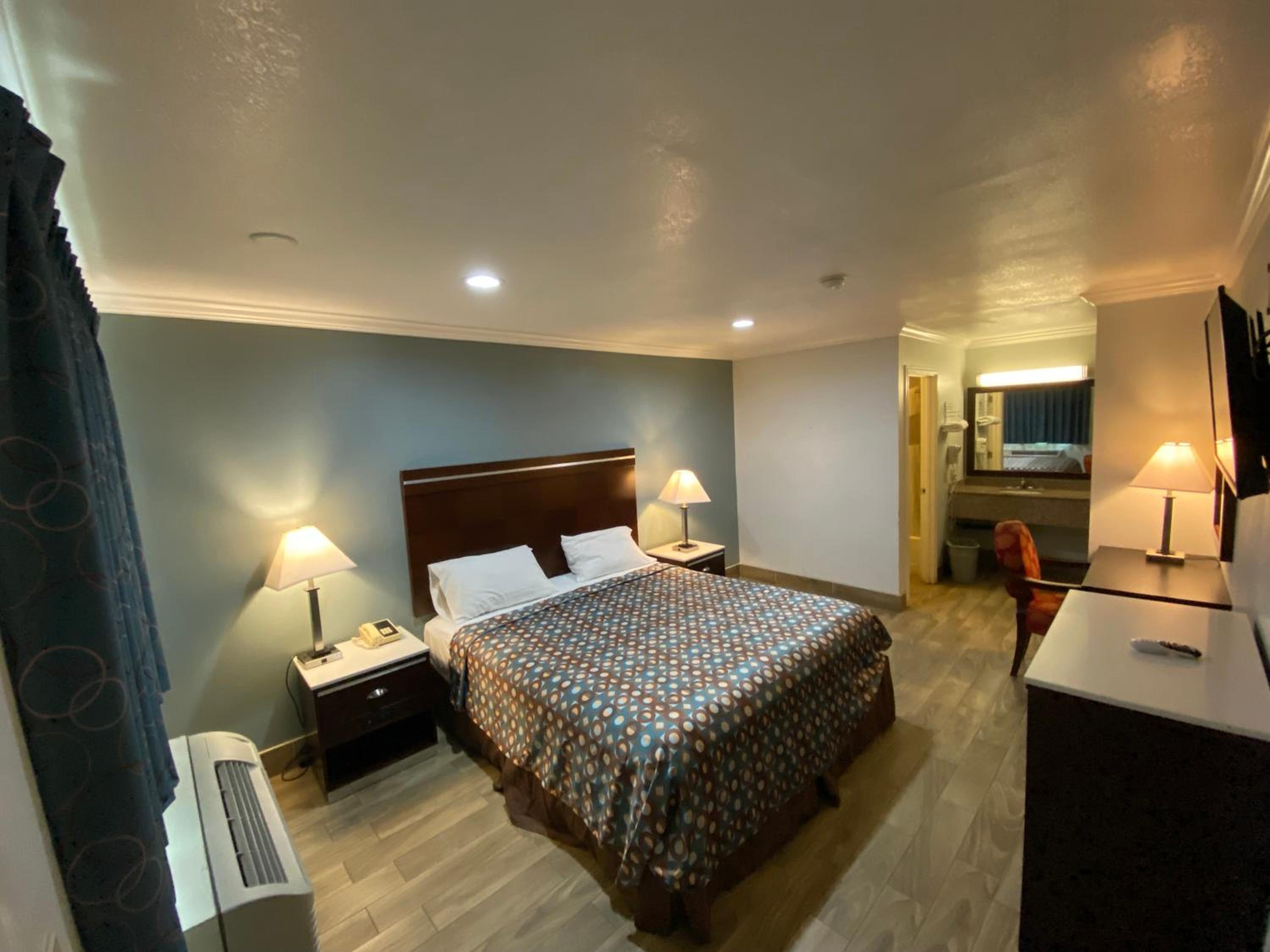 King Room (Non-Smoking)