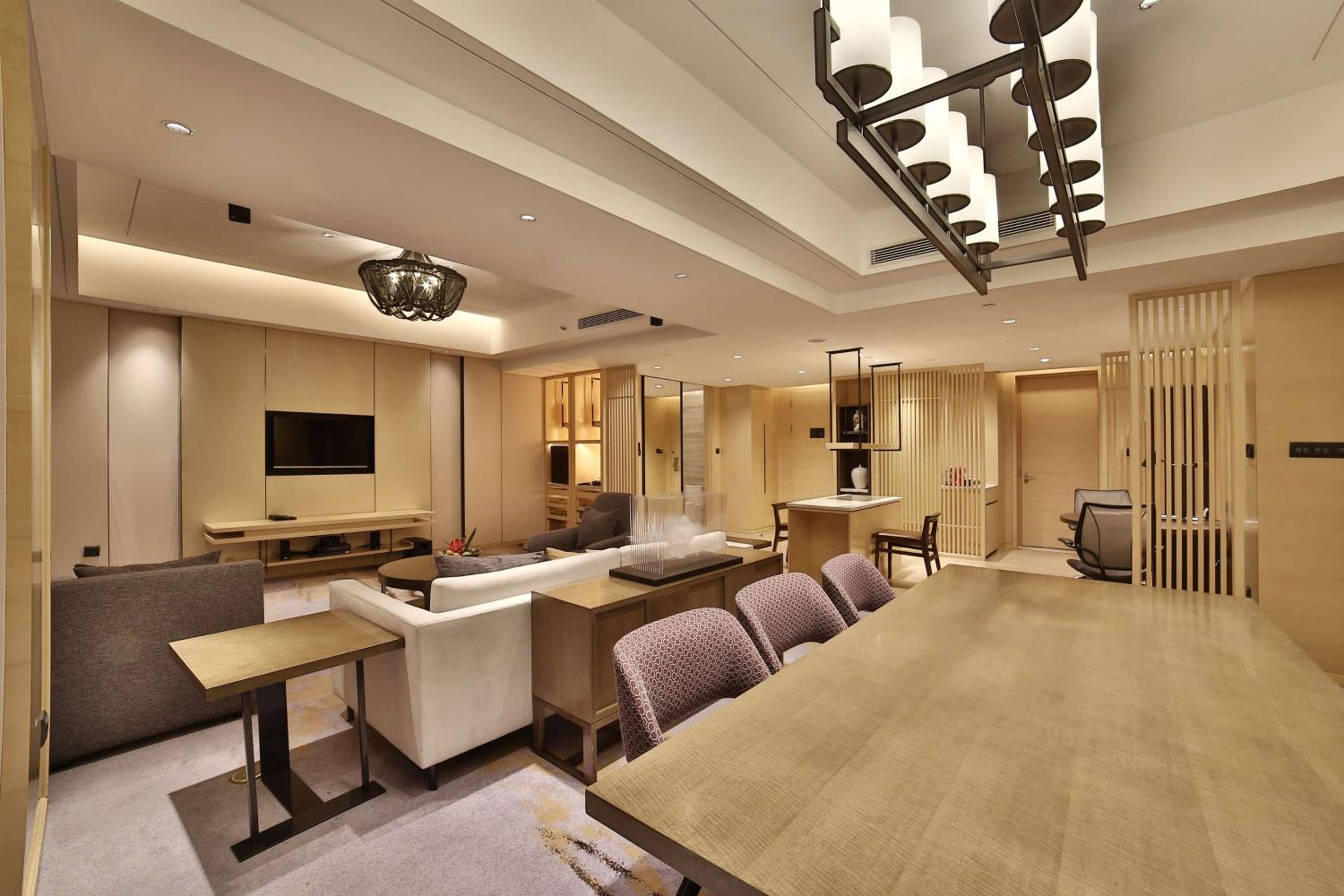 Deluxe King Suite - Lounge Access