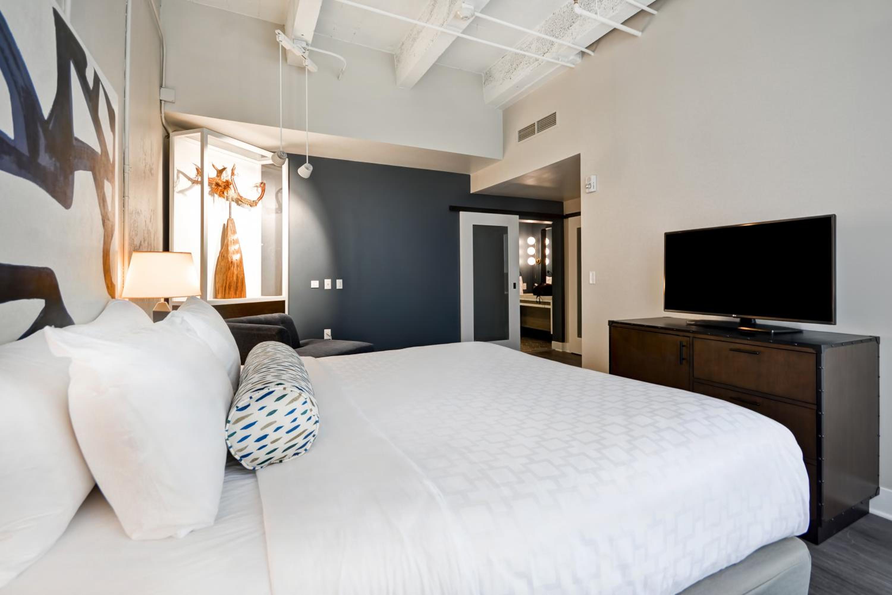Suite - Hearing Accessible - Non-Smoking