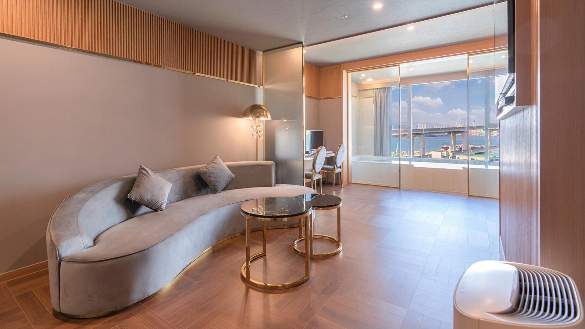 Royal Suite Pool High floor bridge View