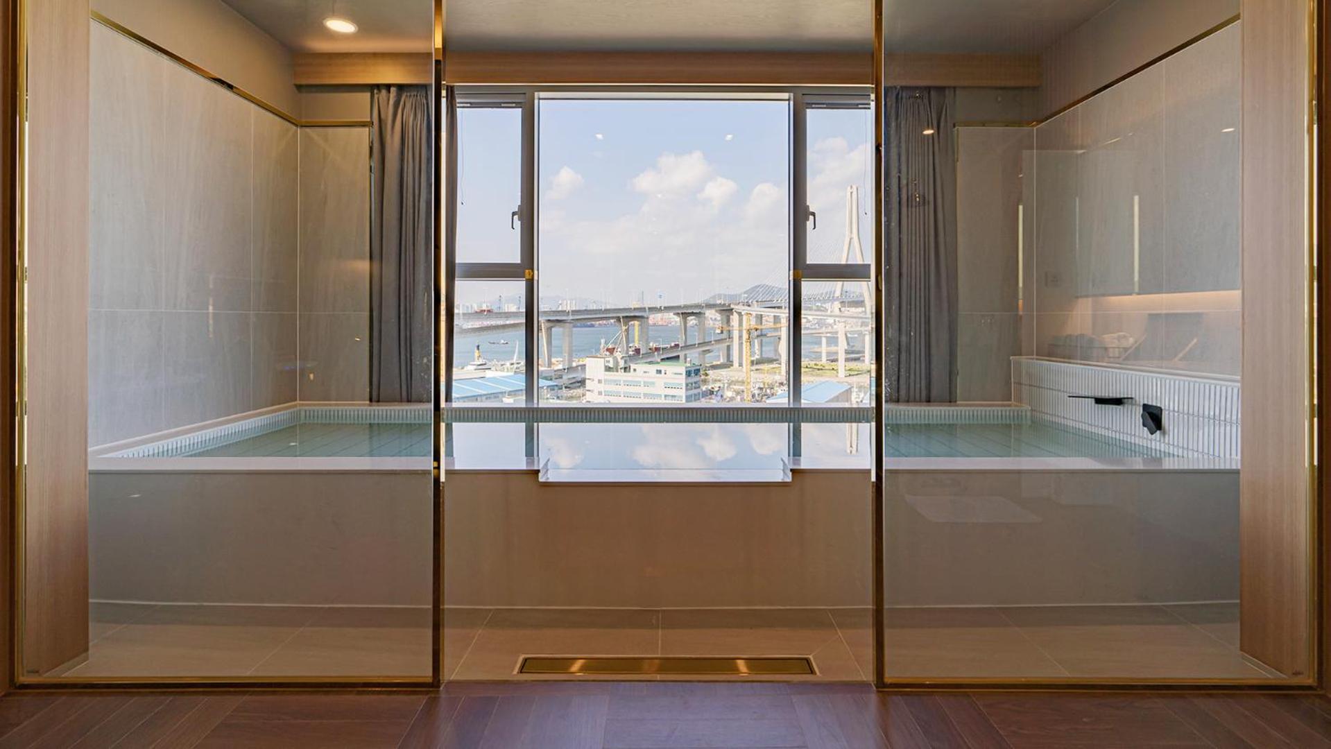 Royal Suite Pool High floor bridge View