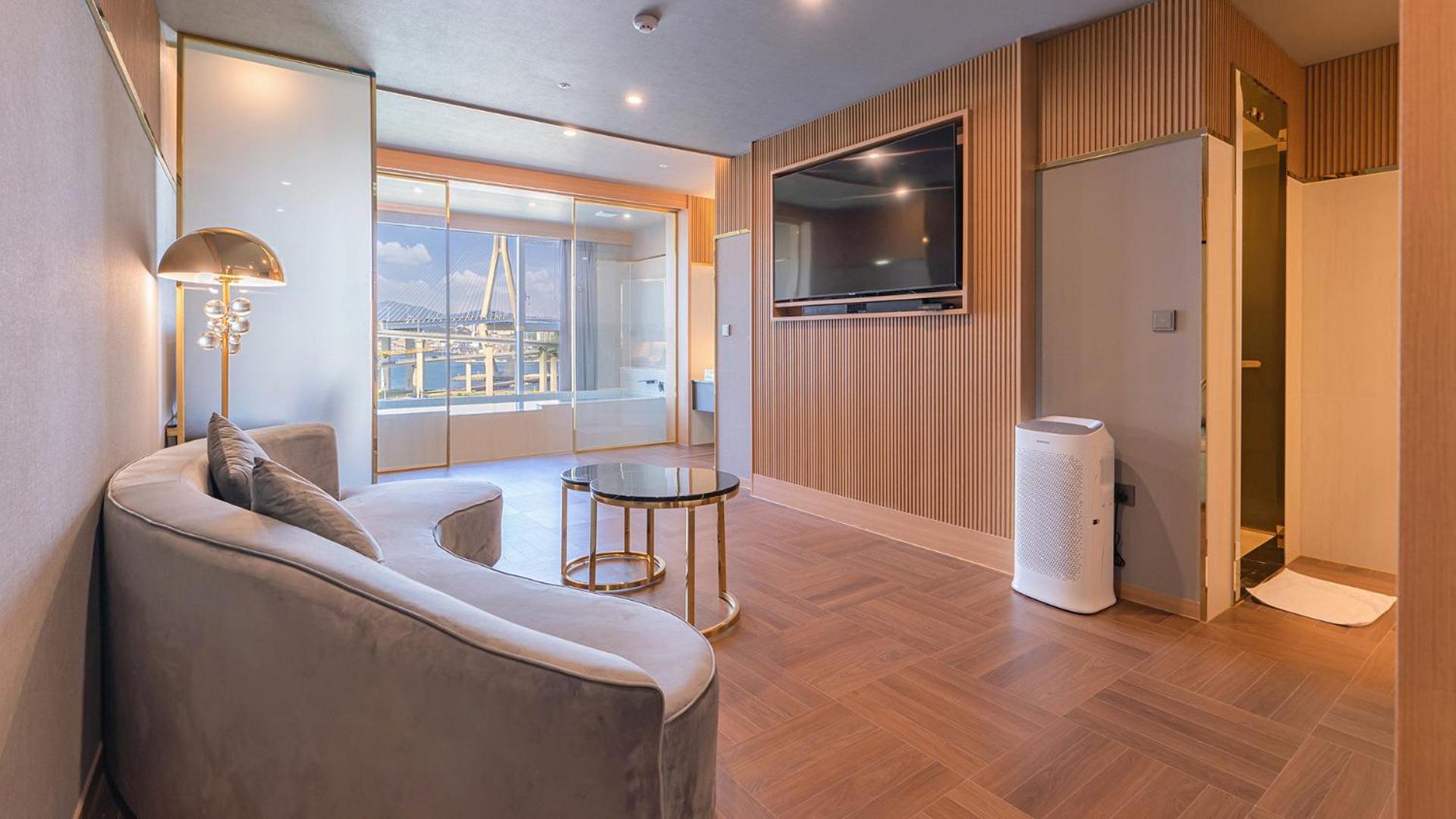 Royal Suite Pool High floor bridge View