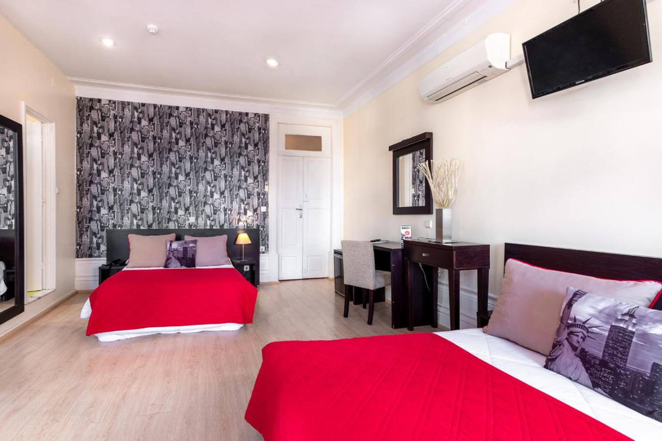 Family Room (2 Adults + 3 Children up to 16 years old)