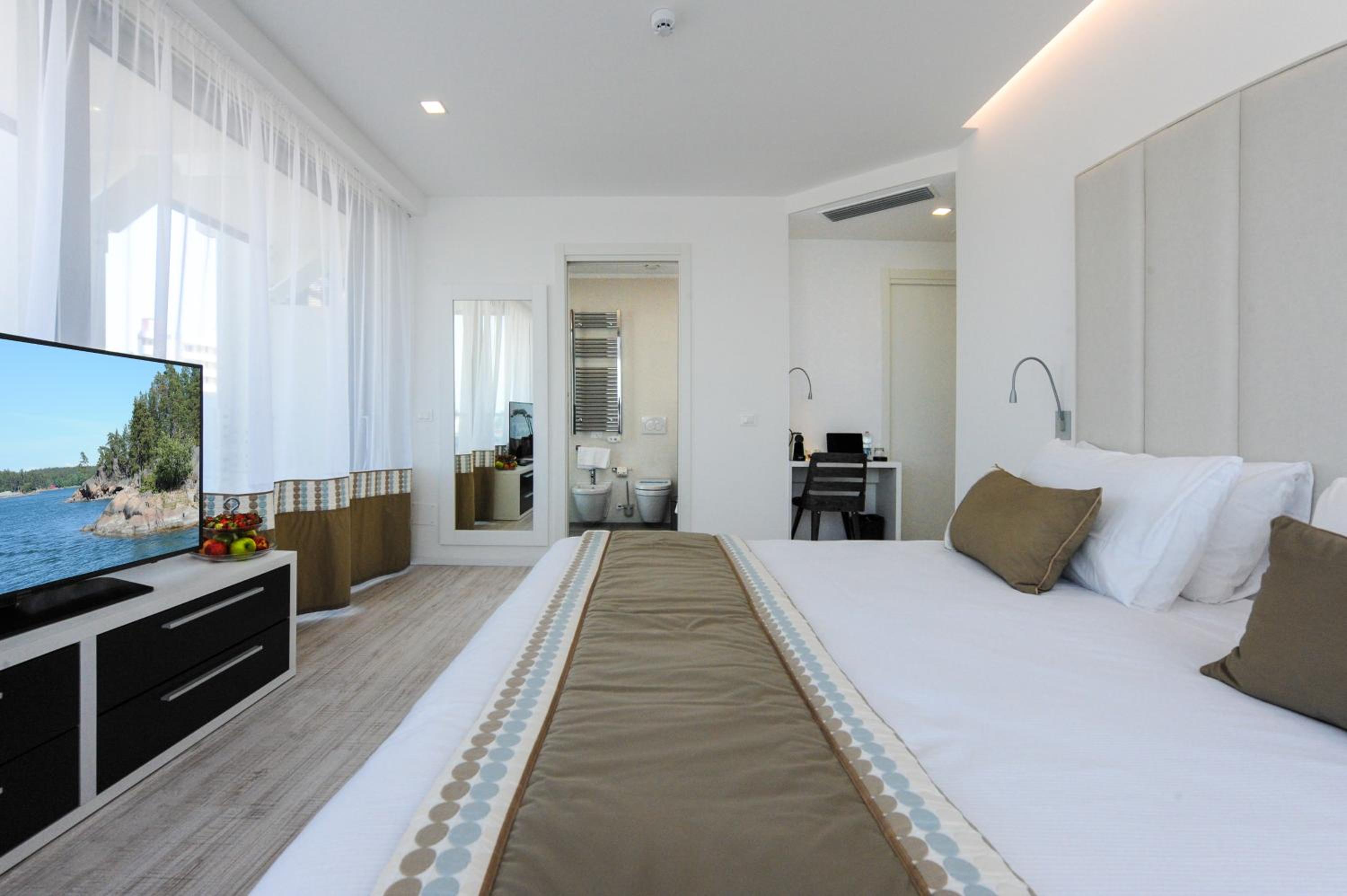 Junior Suite with Terrace and Beach Access