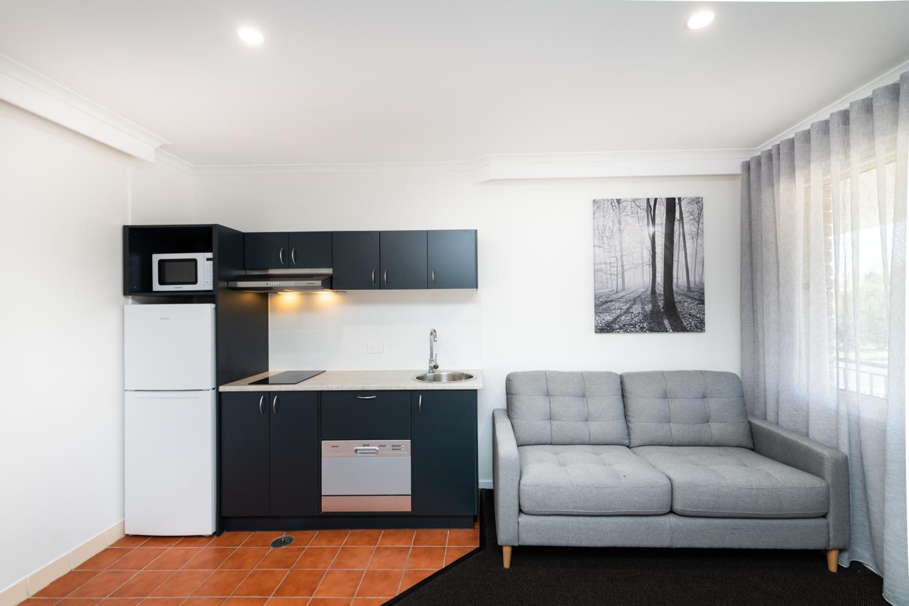 Queen Suite with Kitchen (No Pets)