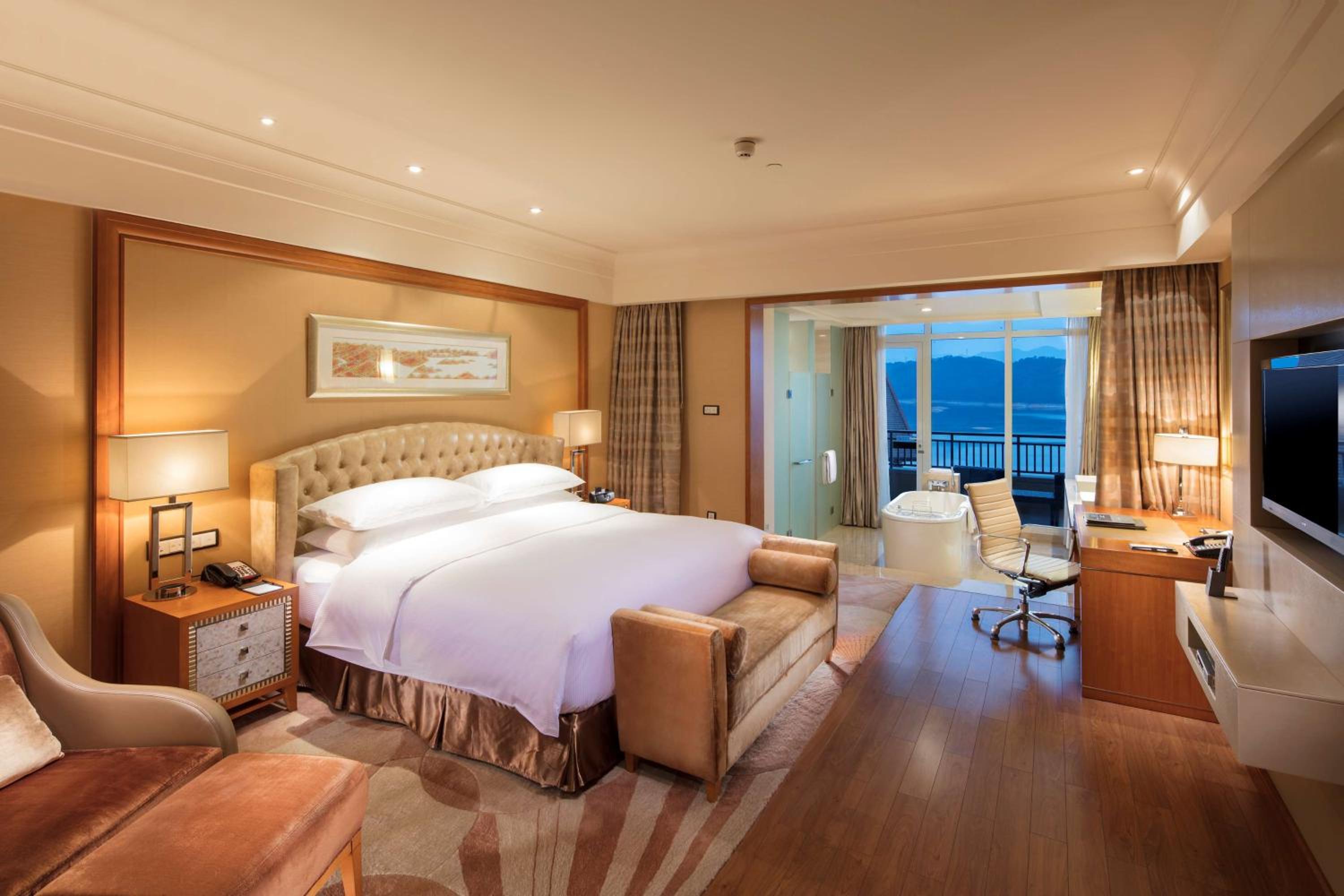 Deluxe Suite With Lake View