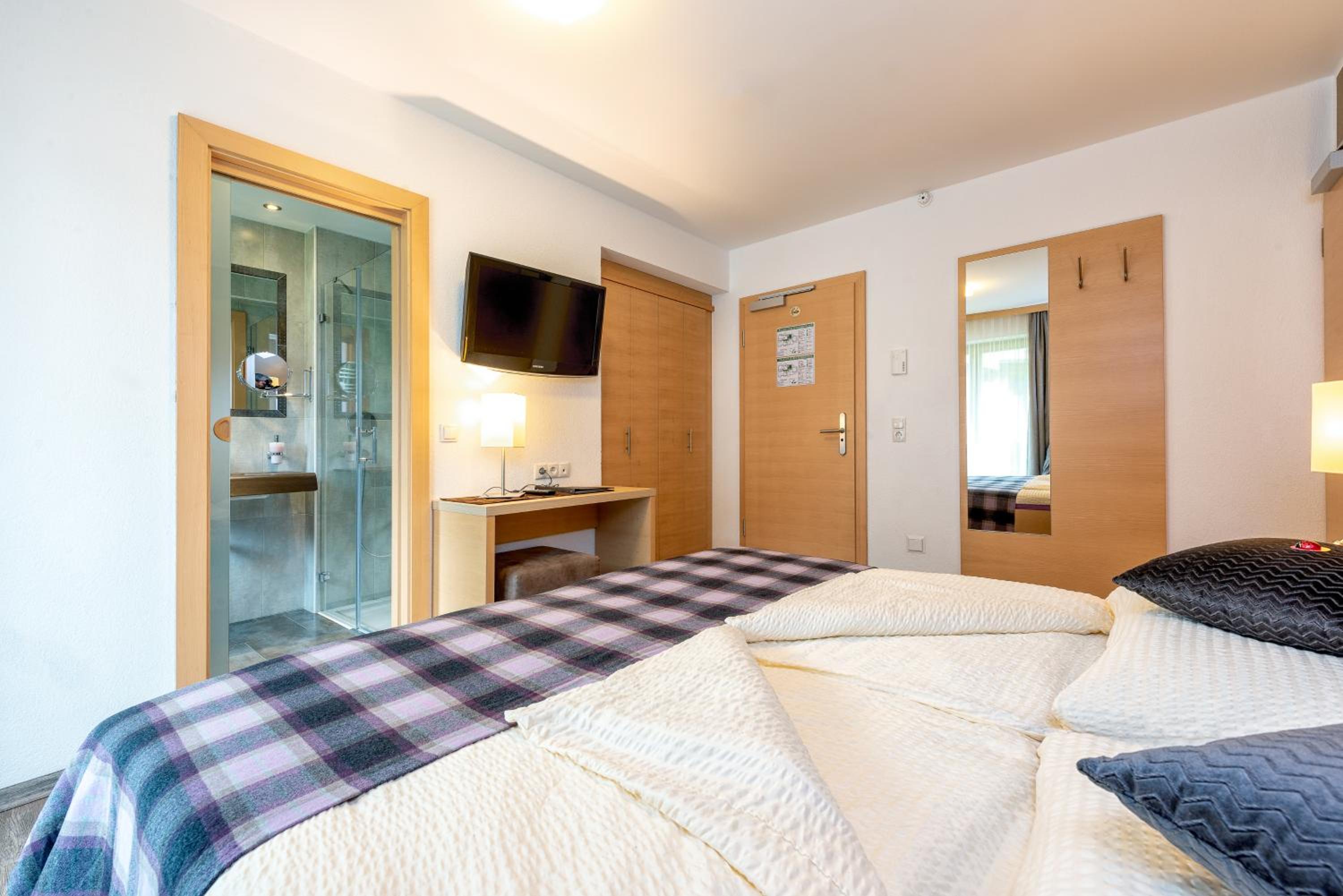 Two-Bedroom Apartment (4-6 Adults)