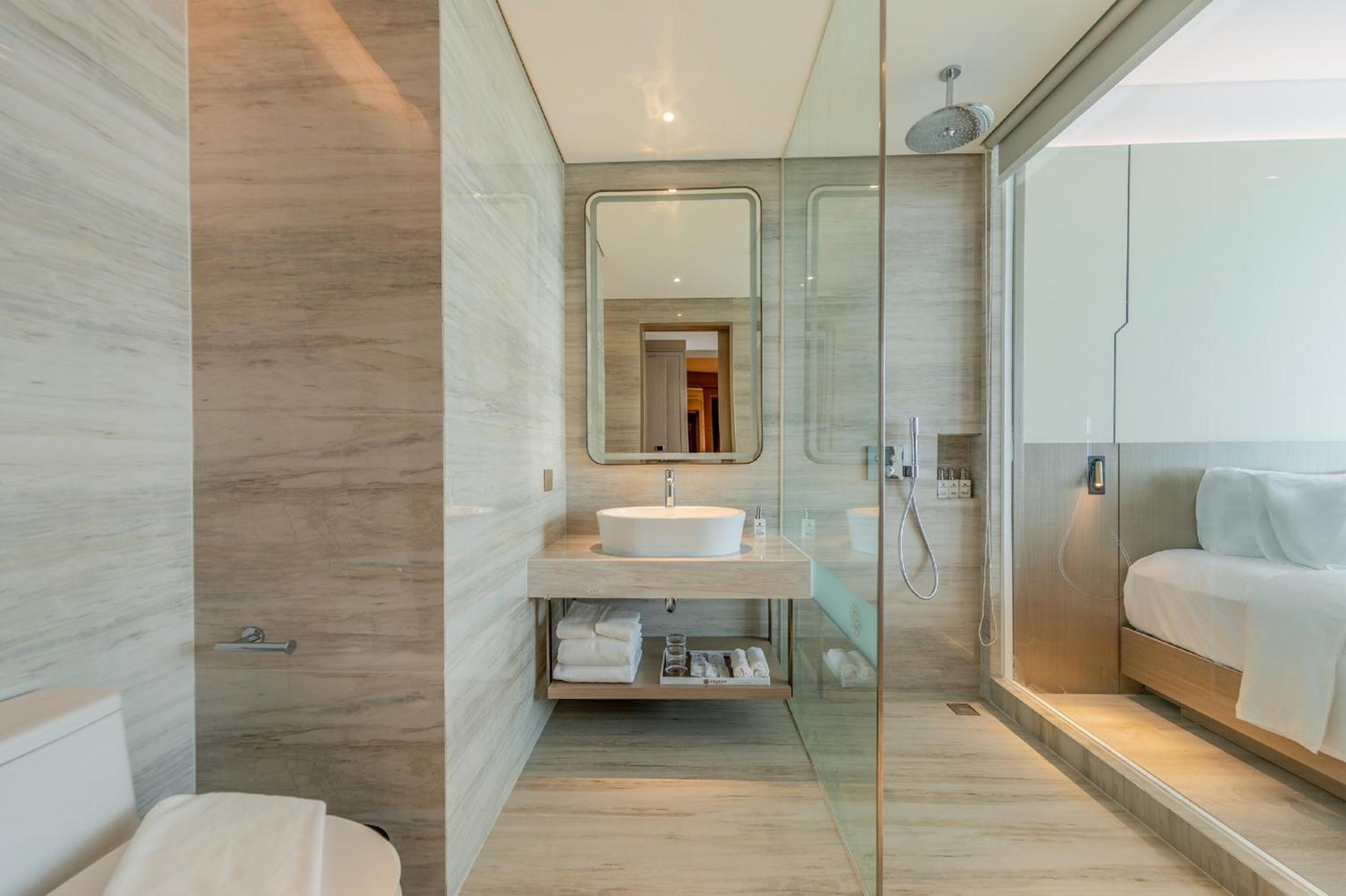 Deluxe Twin Room with Partial Sea View