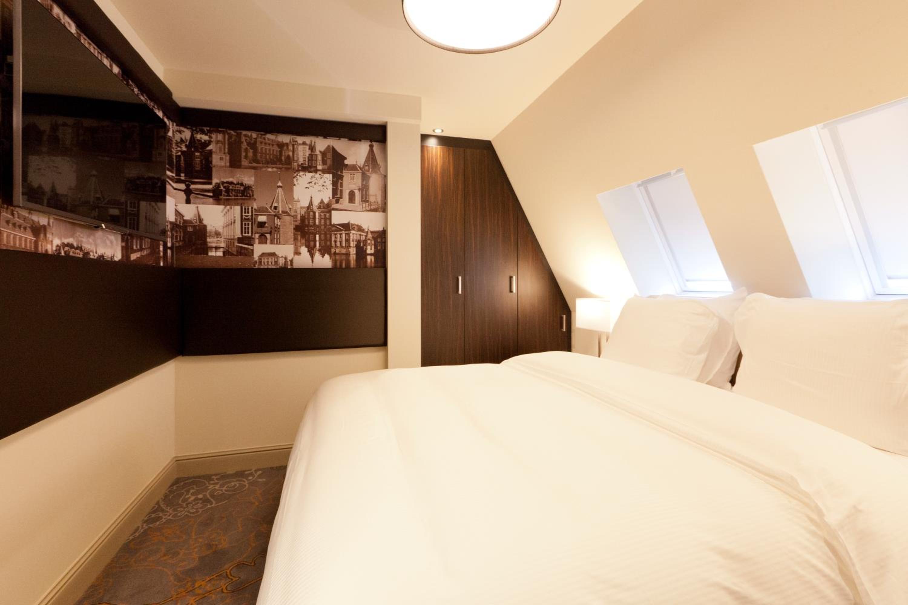 Small Deluxe Suite With Ensuite Bathroom