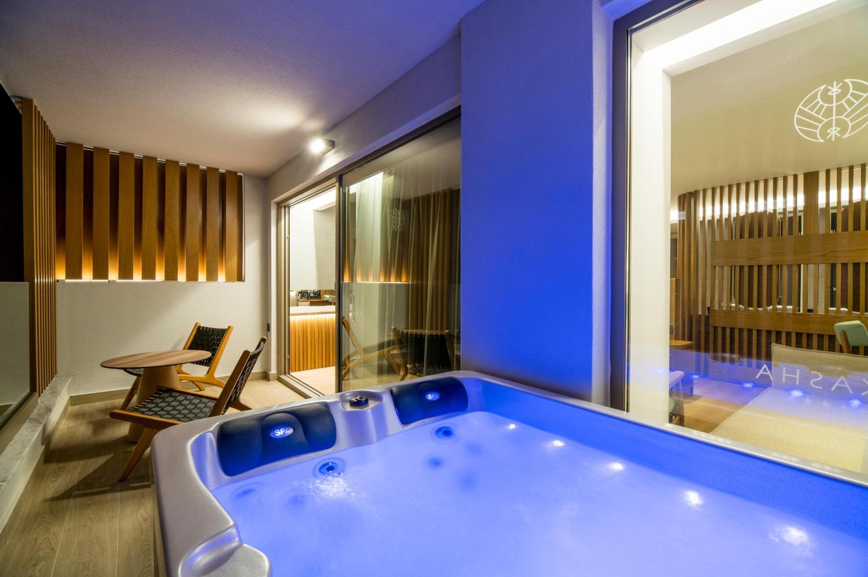 Dazzling Junior Suite Outdoor Hot Tub