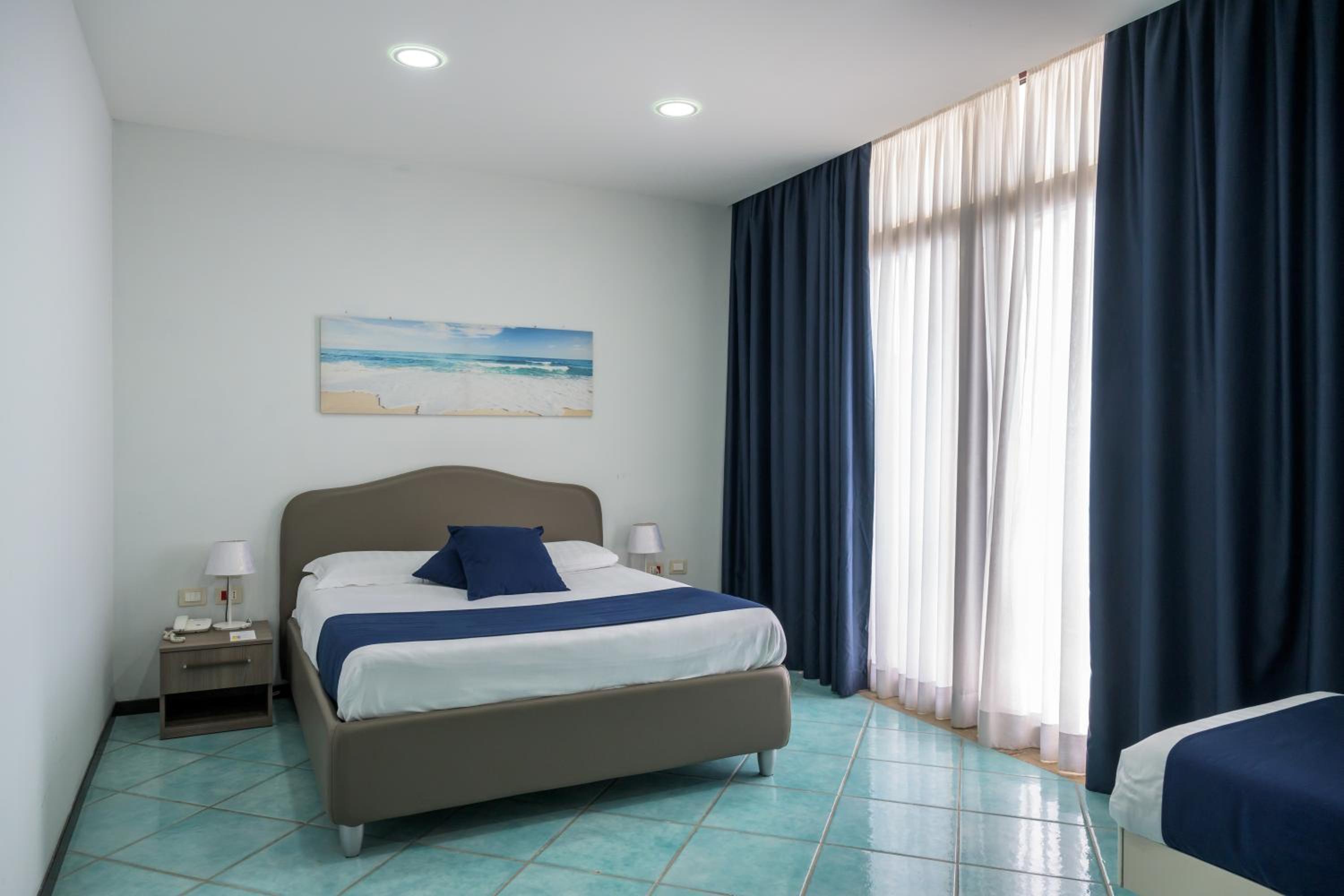 Double or Twin Room with Sea View