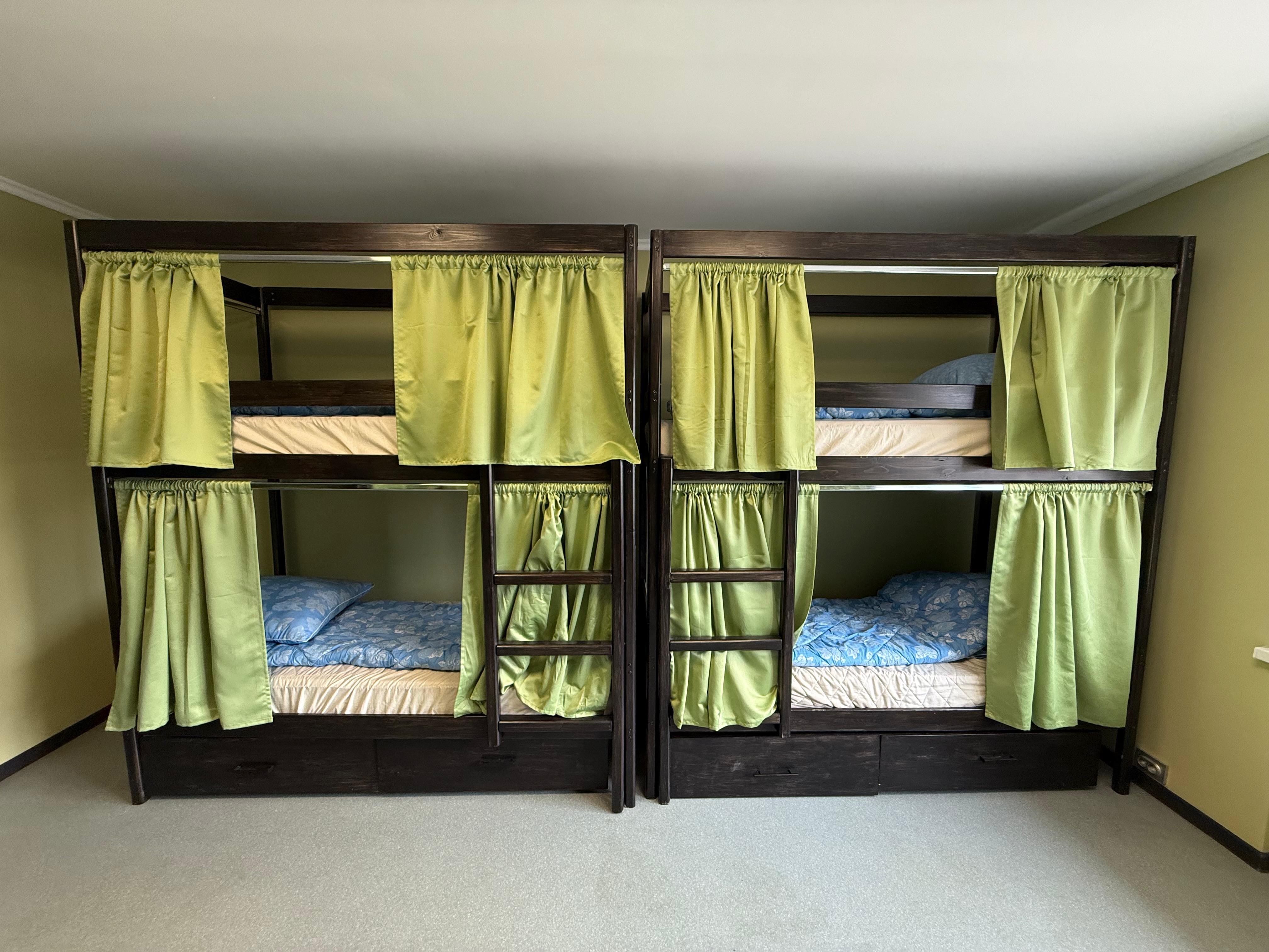 Кровать в общем номере для мужчин и женщин с 10 кроватями