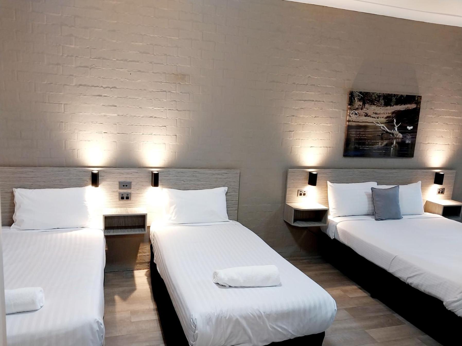 Queen Suite and 2 Singles- Pet Friendly