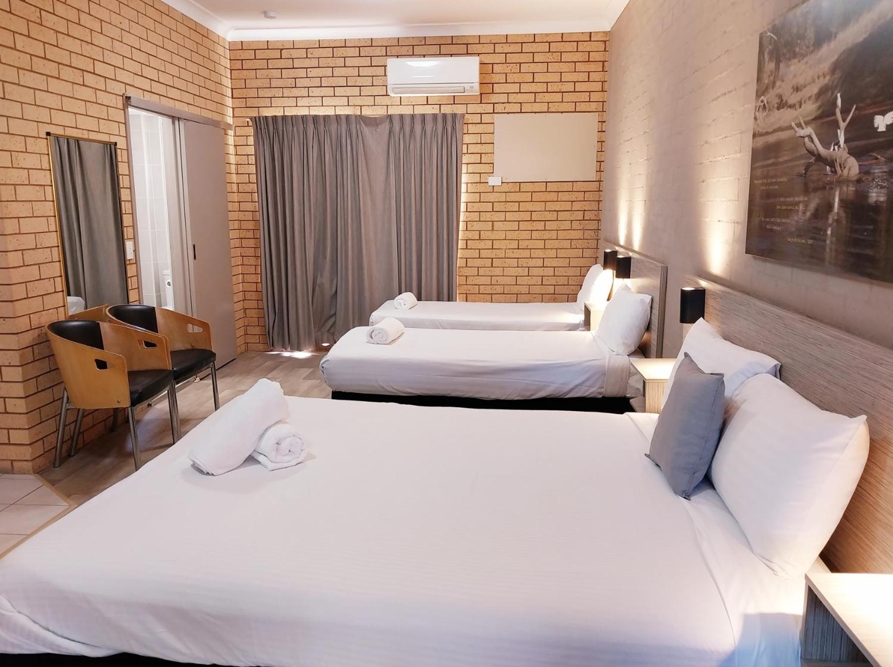 Queen Suite and 2 Singles- Pet Friendly