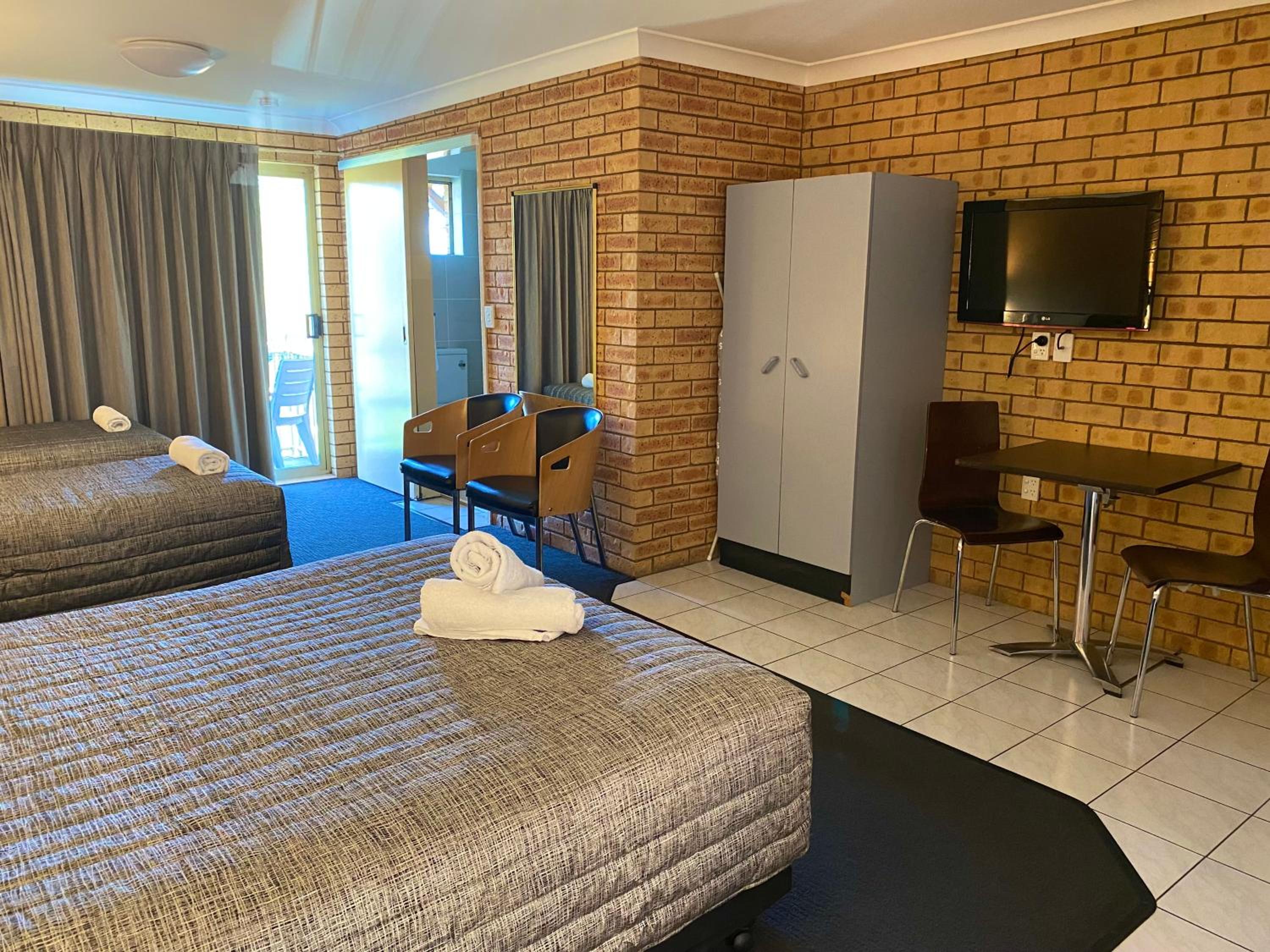 Queen Suite and 2 Singles (Non Pet-Friendly)