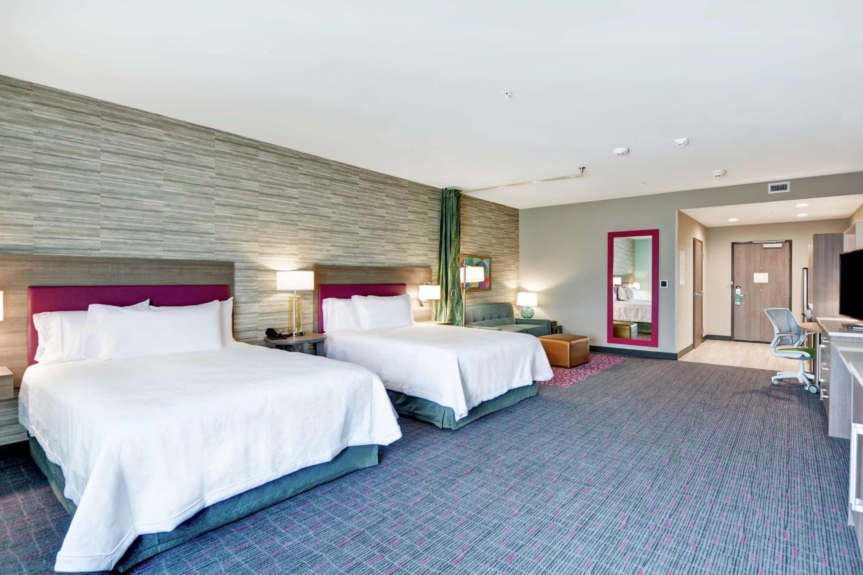 Queen Studio Suite with Roll-In Shower - Mobility Access/Non-Smoking