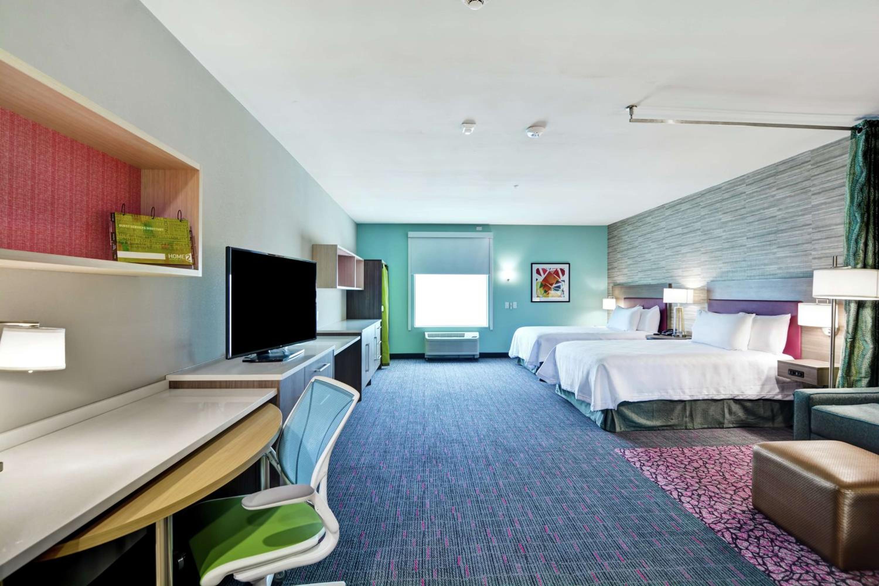 Queen Studio Suite with Roll-In Shower - Mobility Access/Non-Smoking