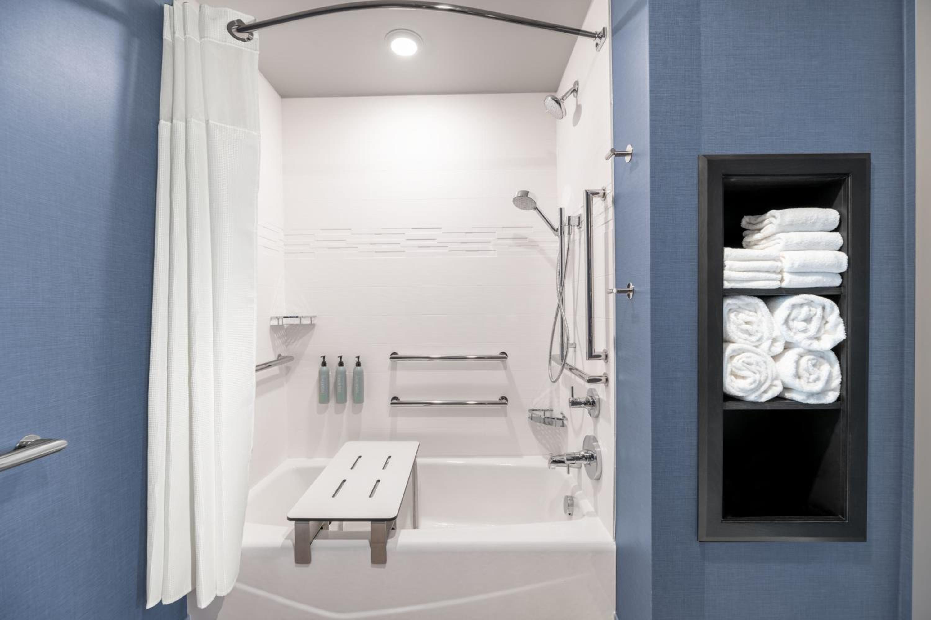 King Studio with Sofa Bed - Hearing Accessible