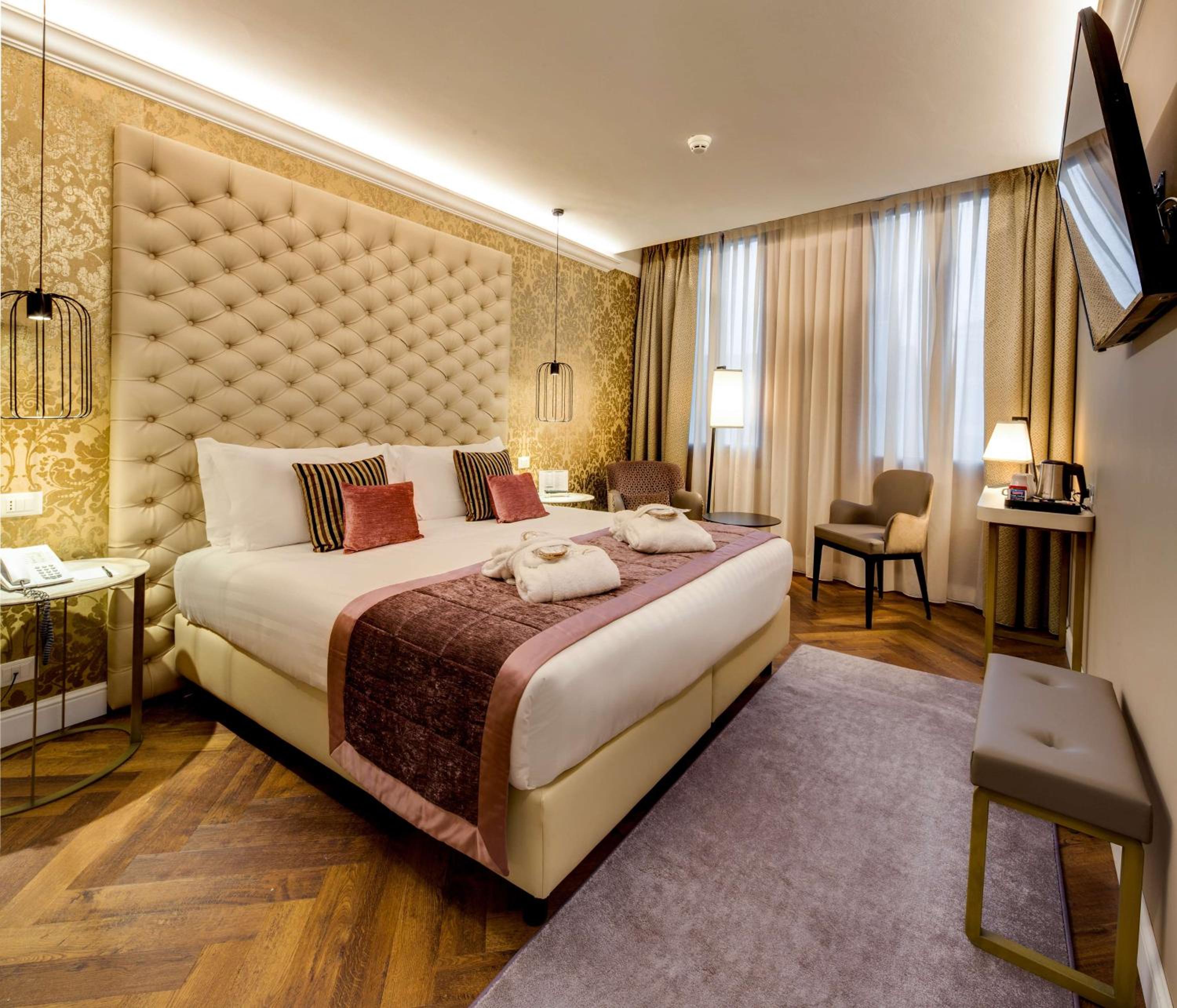 Deluxe with Sofa Bed and Canal Grande View