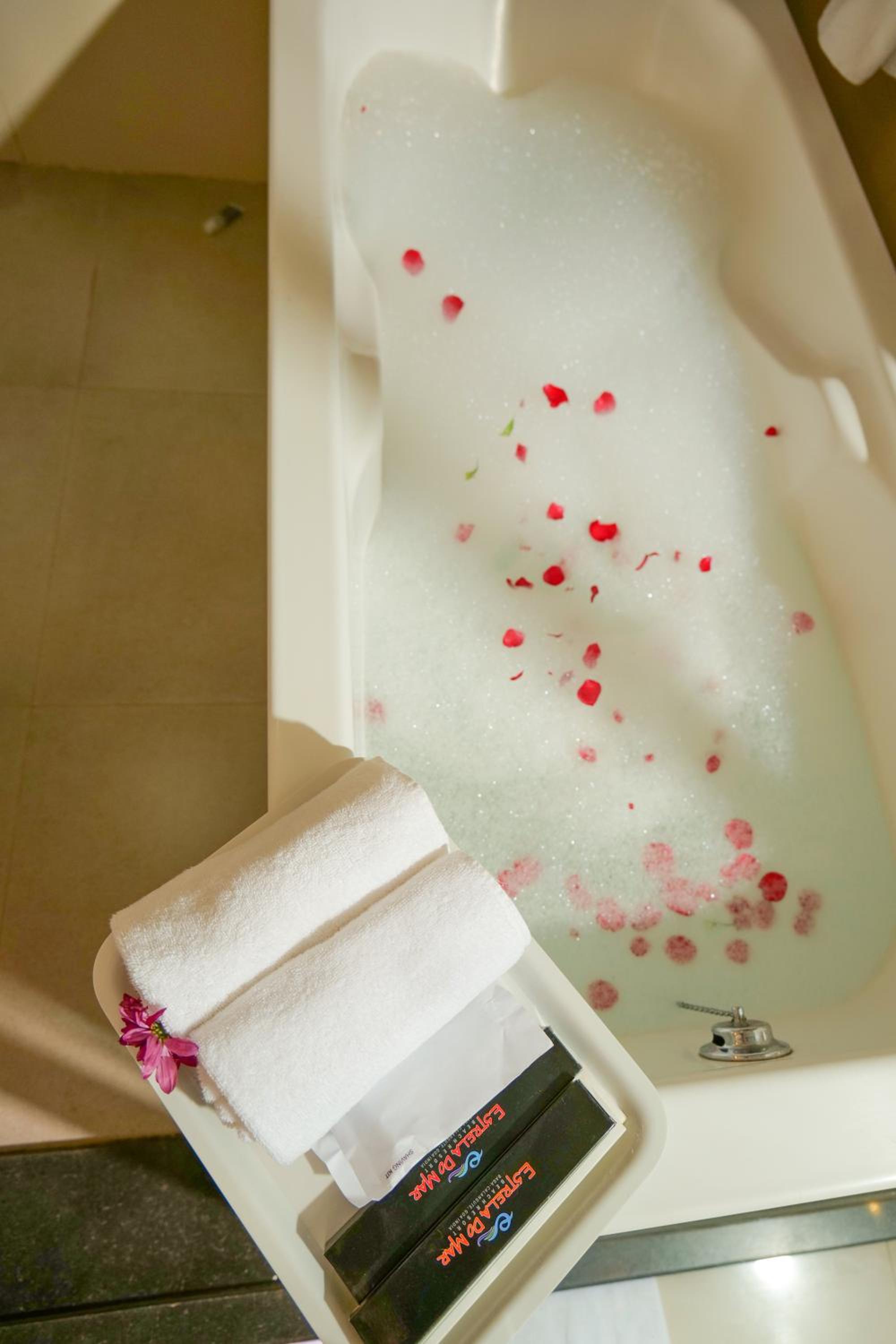Deluxe Room with Bathtub