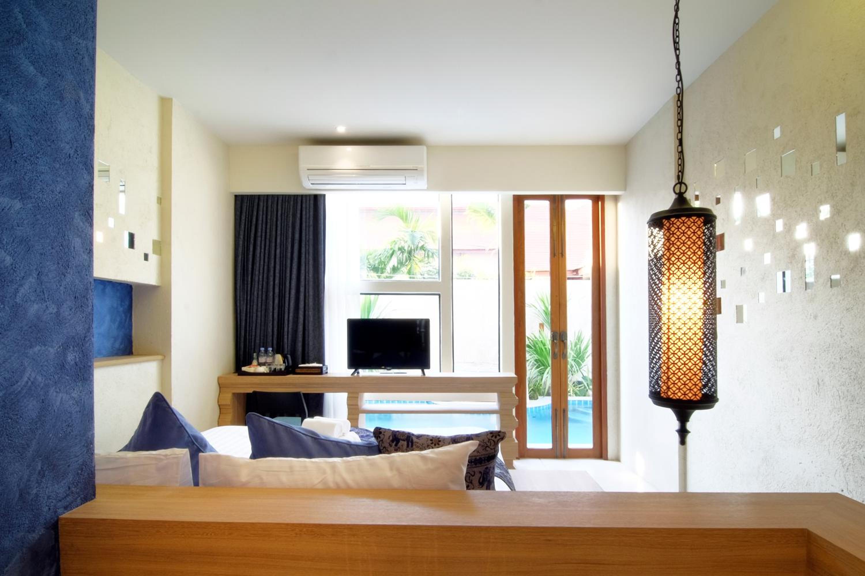 Deluxe King Room with Pool Access 