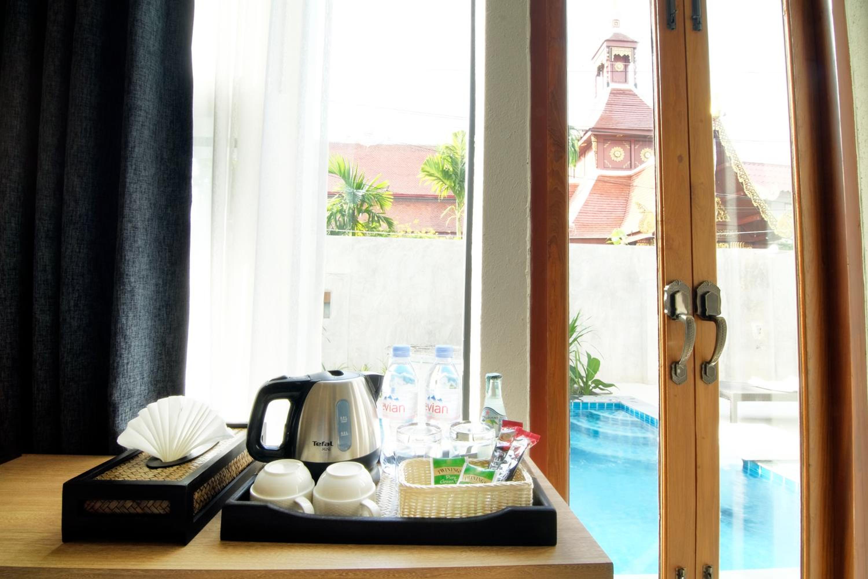 Deluxe King Room with Pool Access 