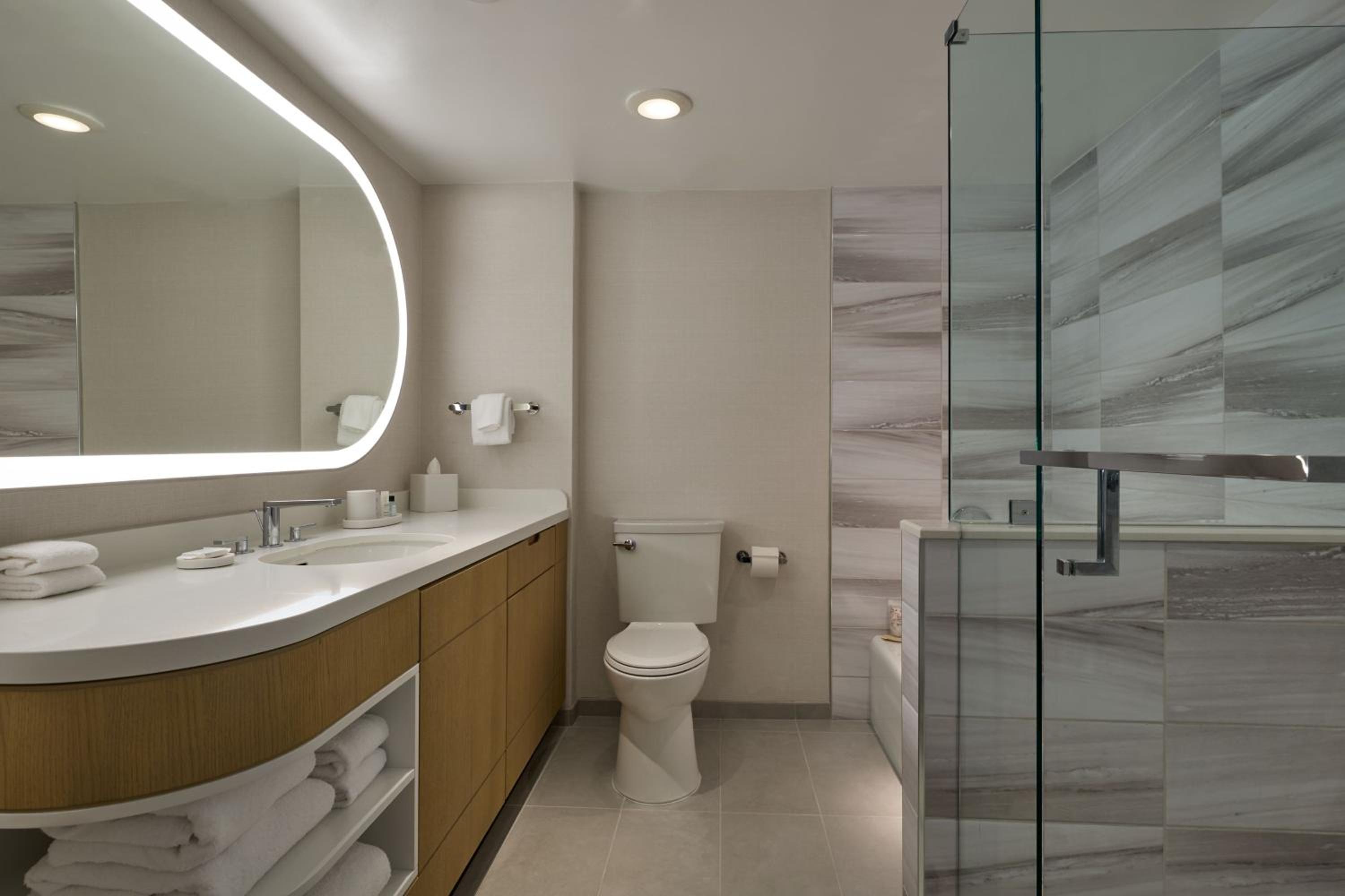 King Junior Corner Suite with Harbor View