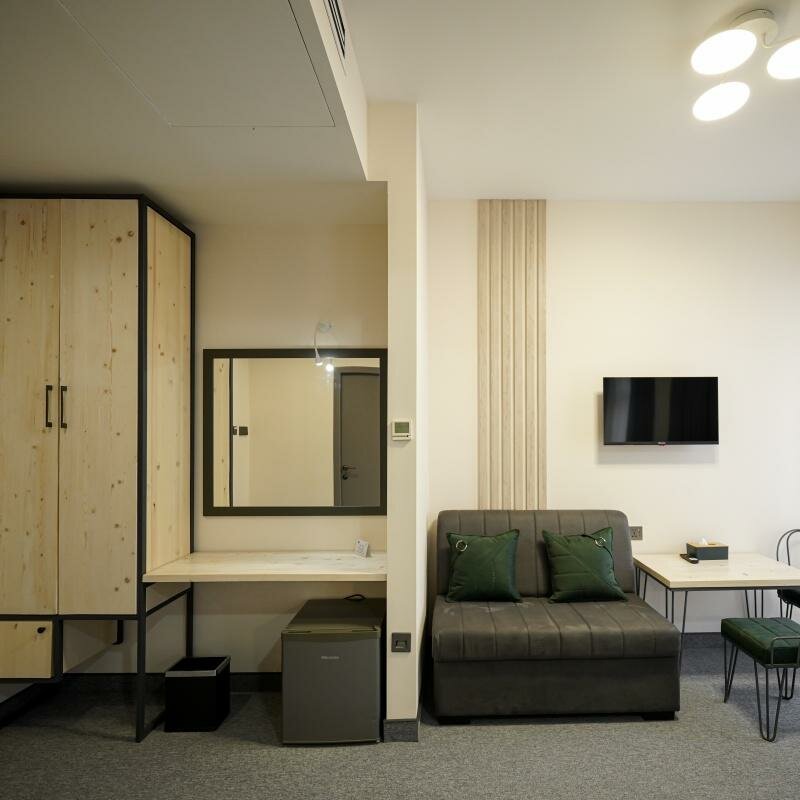 Классический двухместный с одной кроватью и диваном