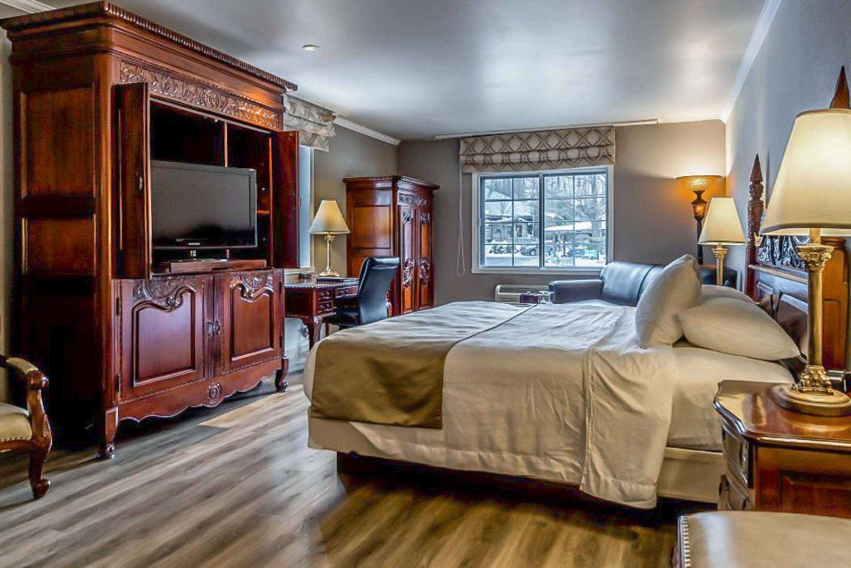 King Suite - Non-Smoking