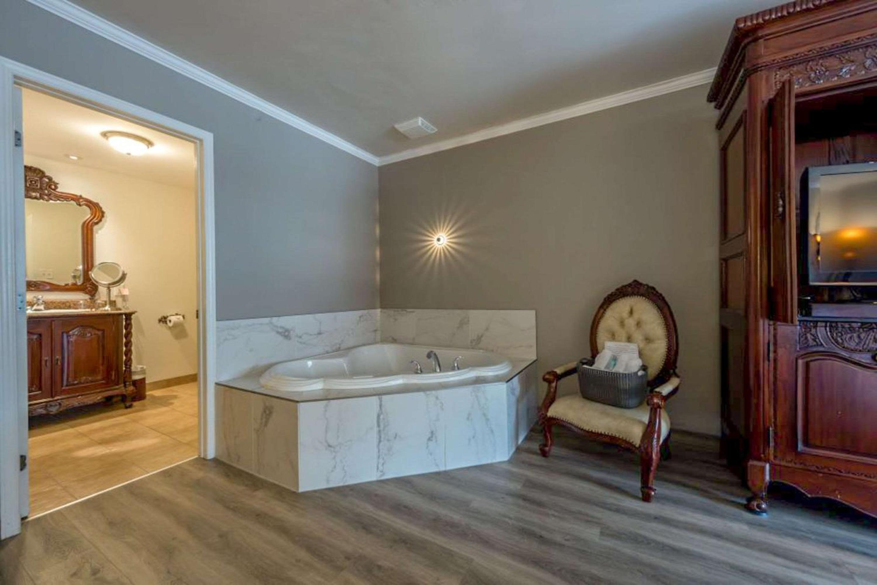 King Suite - Non-Smoking