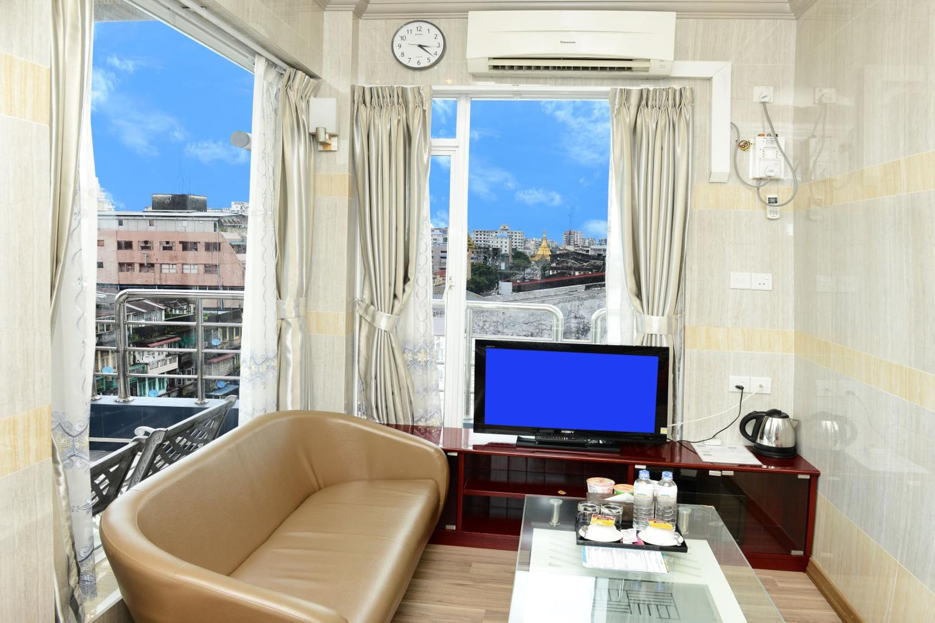 Penthouse Suite with Pagoda View