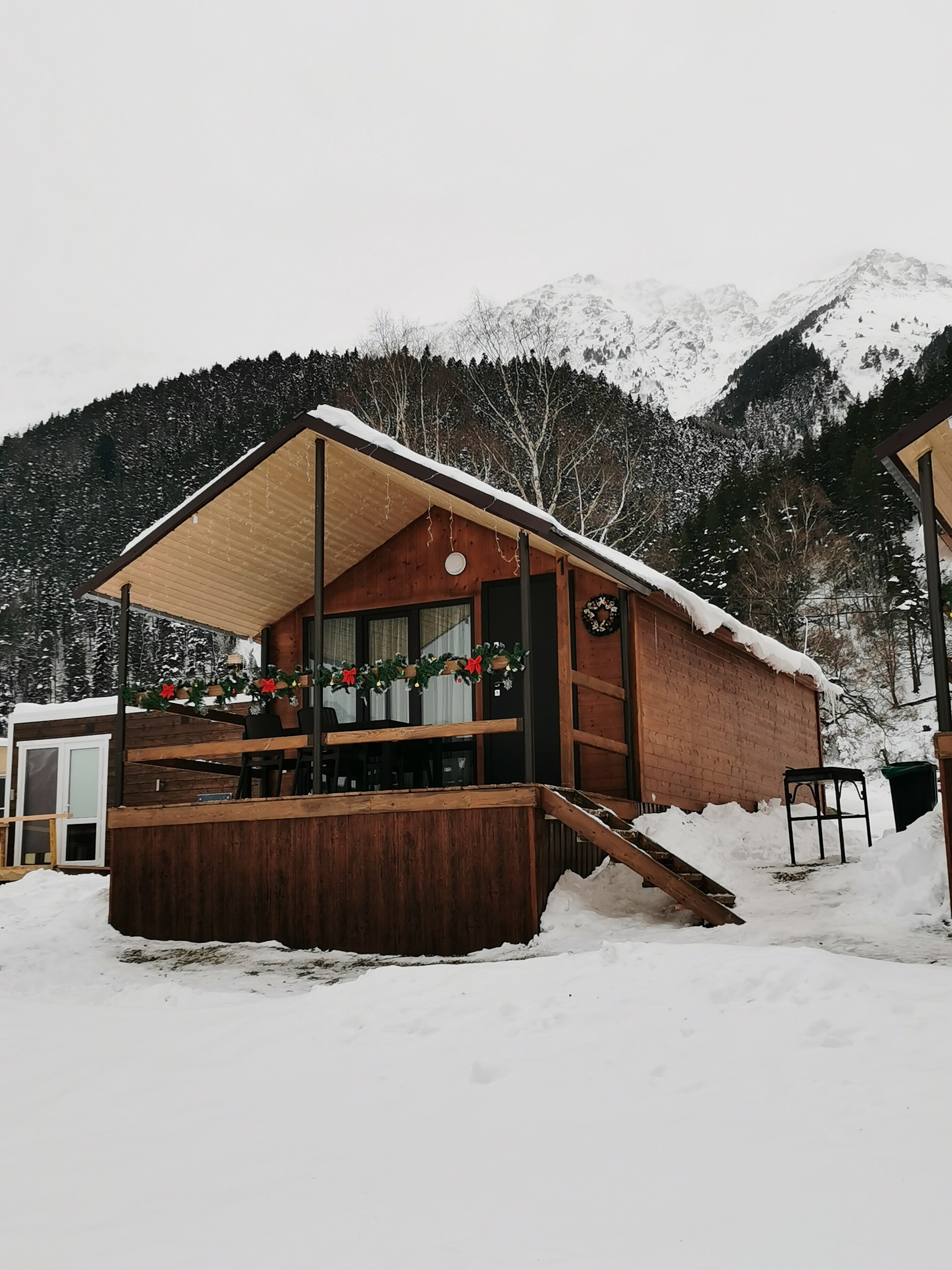 Четырехместный номер с двухспальной кроватью и диваном