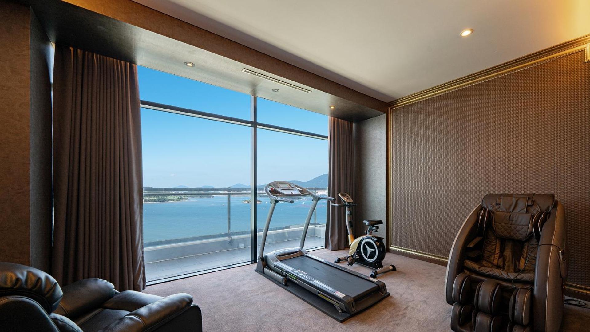 Diamond Suite with Full Ocean View + Breakfast for 4 + Yacht Discount Coupon + Karaoke Discount Coupon (available on Friday and Saturday)