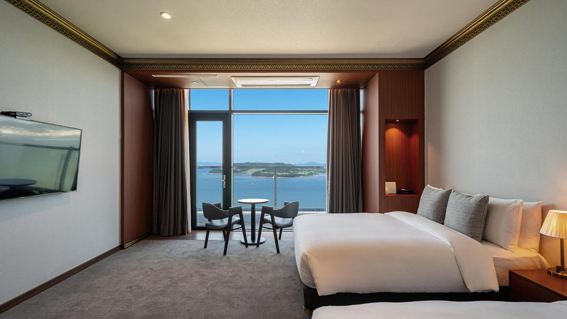 Diamond Suite with Full Ocean View + Breakfast for 4 + Yacht Discount Coupon + Karaoke Discount Coupon (available on Friday and Saturday)