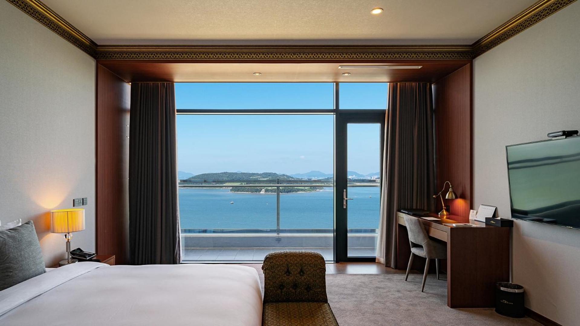 Diamond Suite with Full Ocean View + Breakfast for 4 + Yacht Discount Coupon + Karaoke Discount Coupon (available on Friday and Saturday)