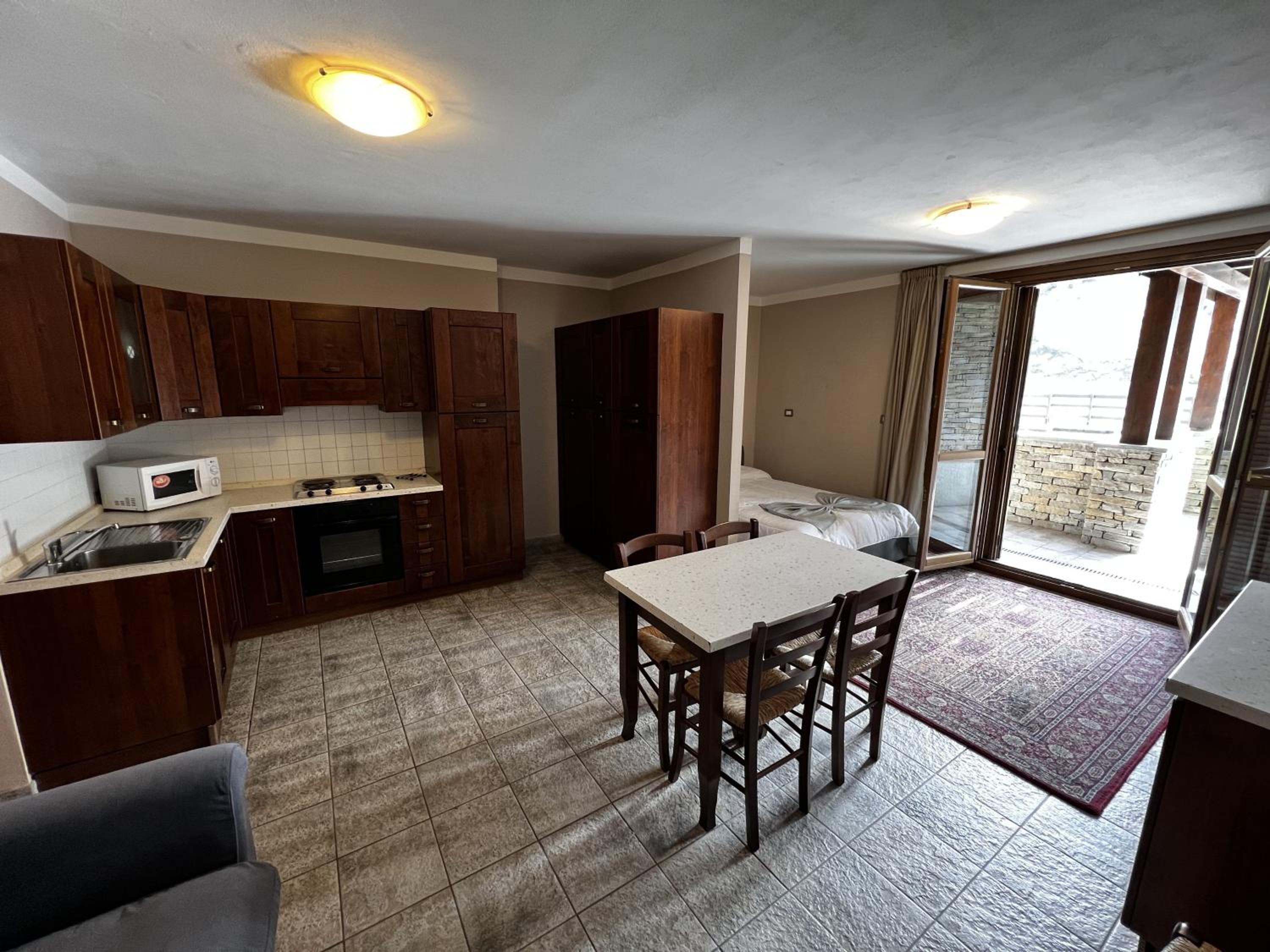 One-Bedroom Apartment with Mountain View