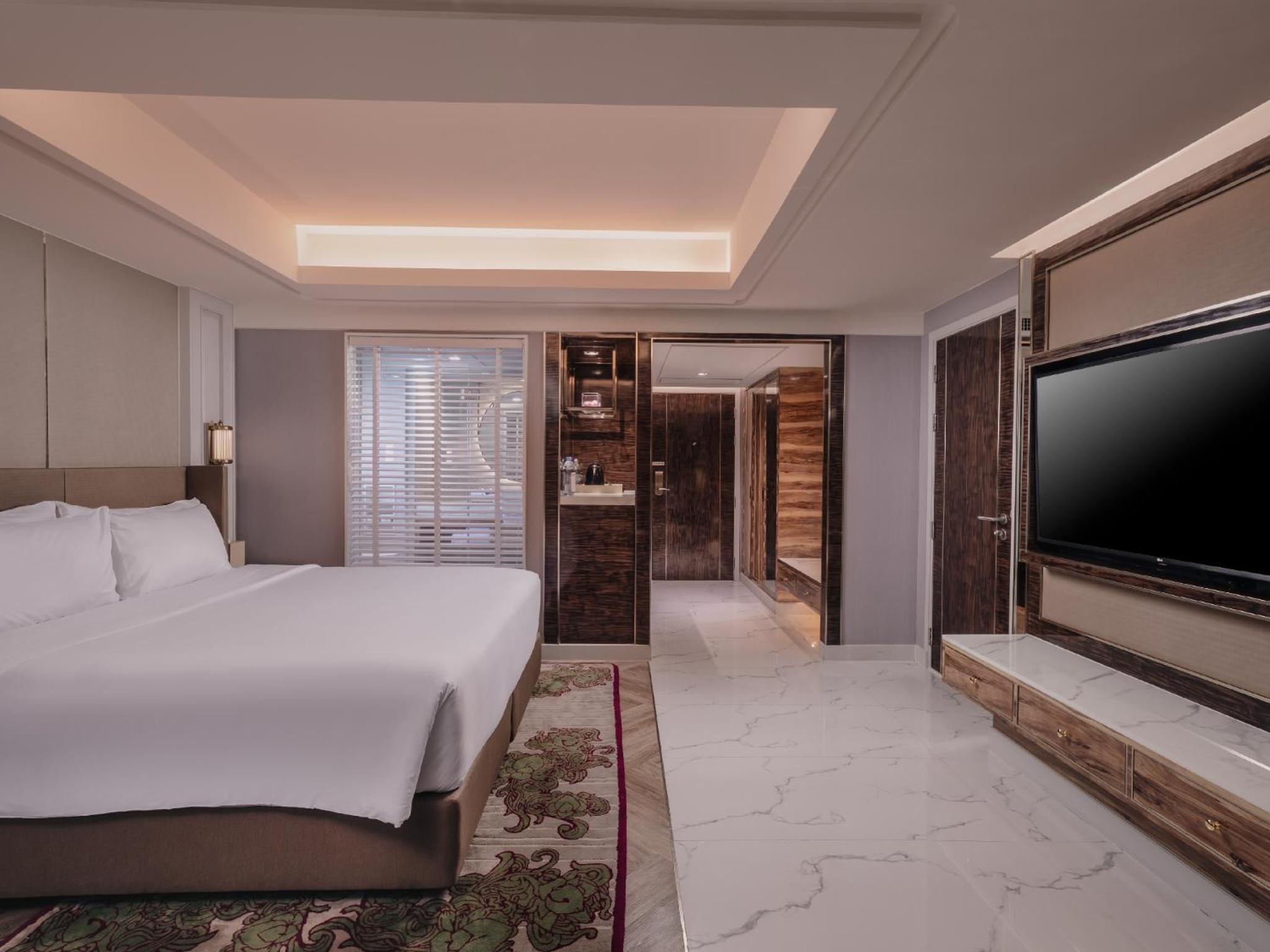 Premier Corner Room